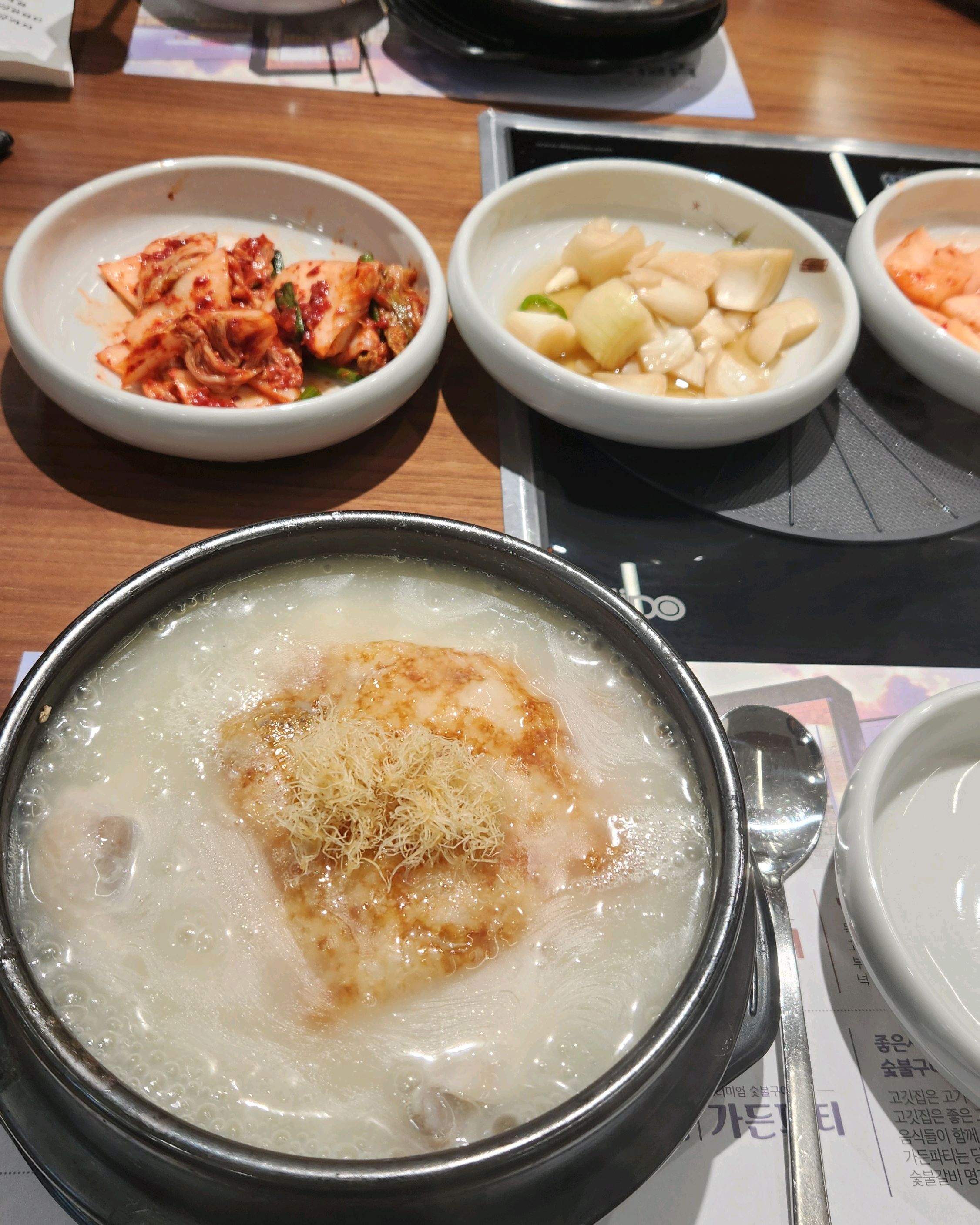 항상 맛있고 몸이건강하게 느껴지네요 반찬도 깔끔하고 주차도 편리하고 좋습니다 가족모임하러