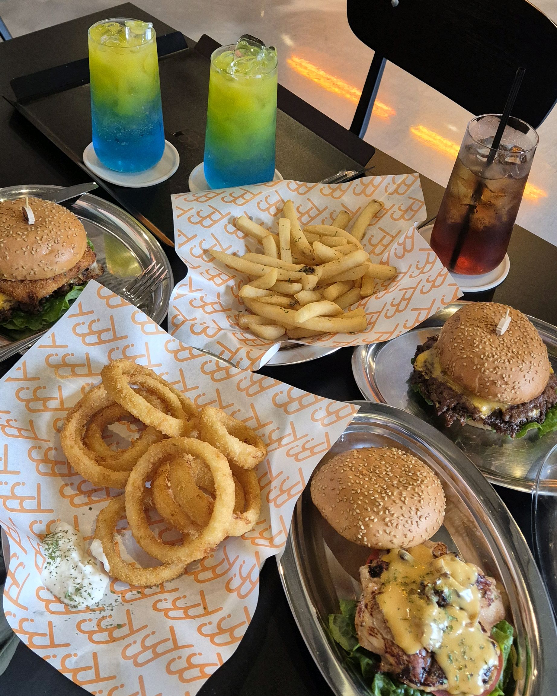 친구들이랑 강릉 여행하면서 오게 됐는데 넘 맛있고 분위기도 좋았어요!! 💗💗🫶🏻 감자튀김은