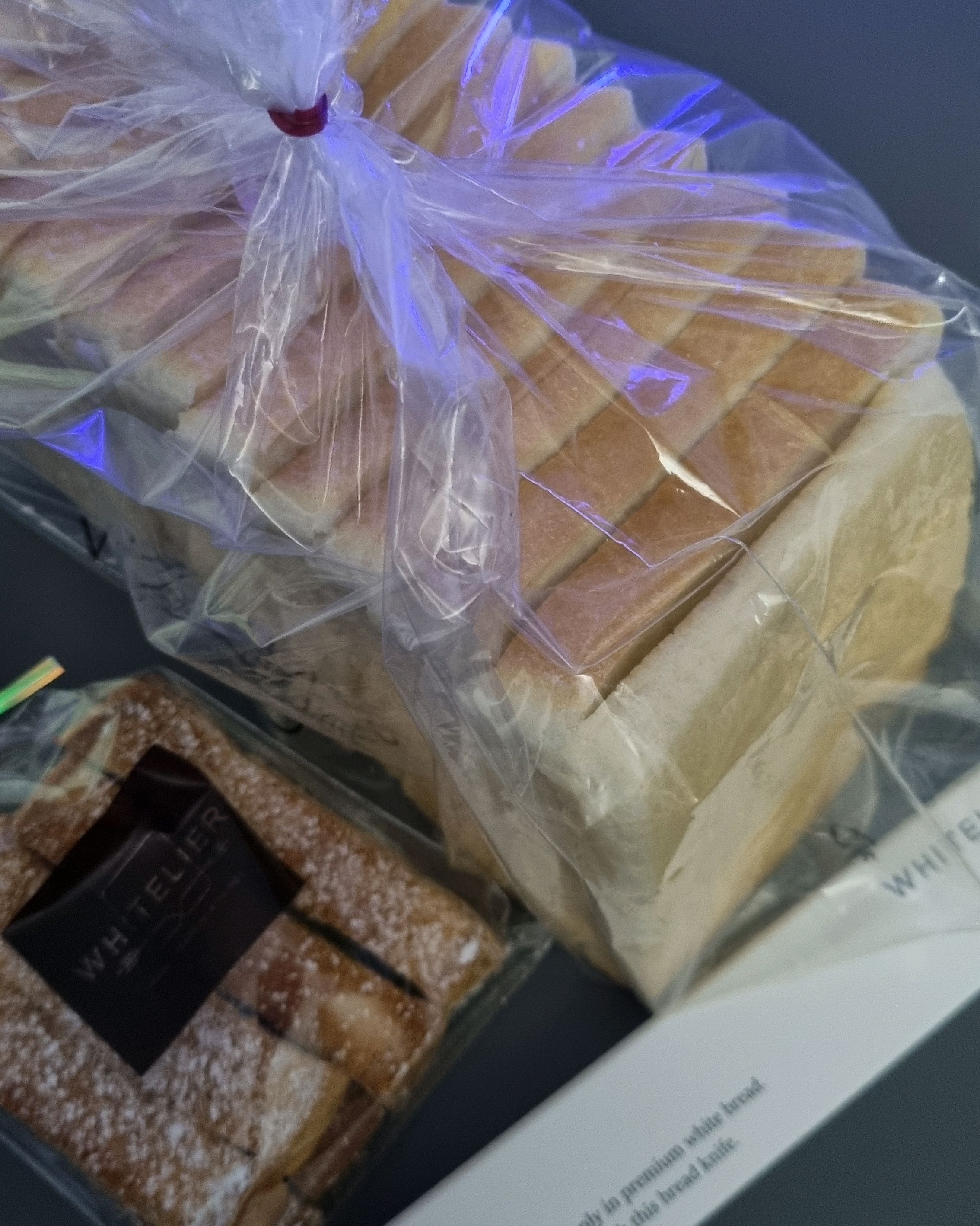 집에 오자마자 2장을 먹어버려서 식빵이 헐렁해보이네요~^^;; - 신내역 맛집 화이트리에 신내점