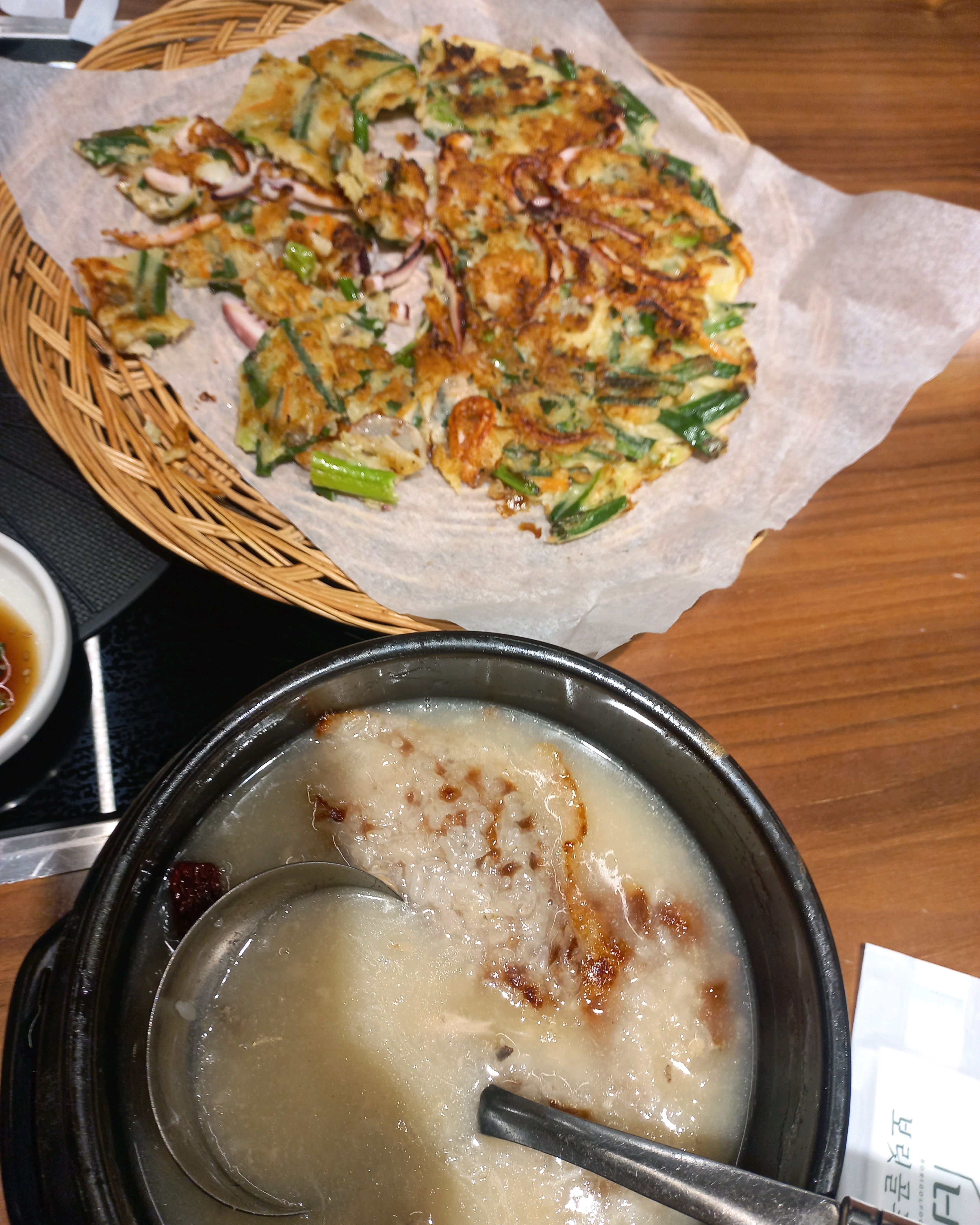 비가 오는 날 따끈한 국물과 전이 생각나서 들렀어요 배가 고프지 않았음에도 맛있어서 폭풍흡