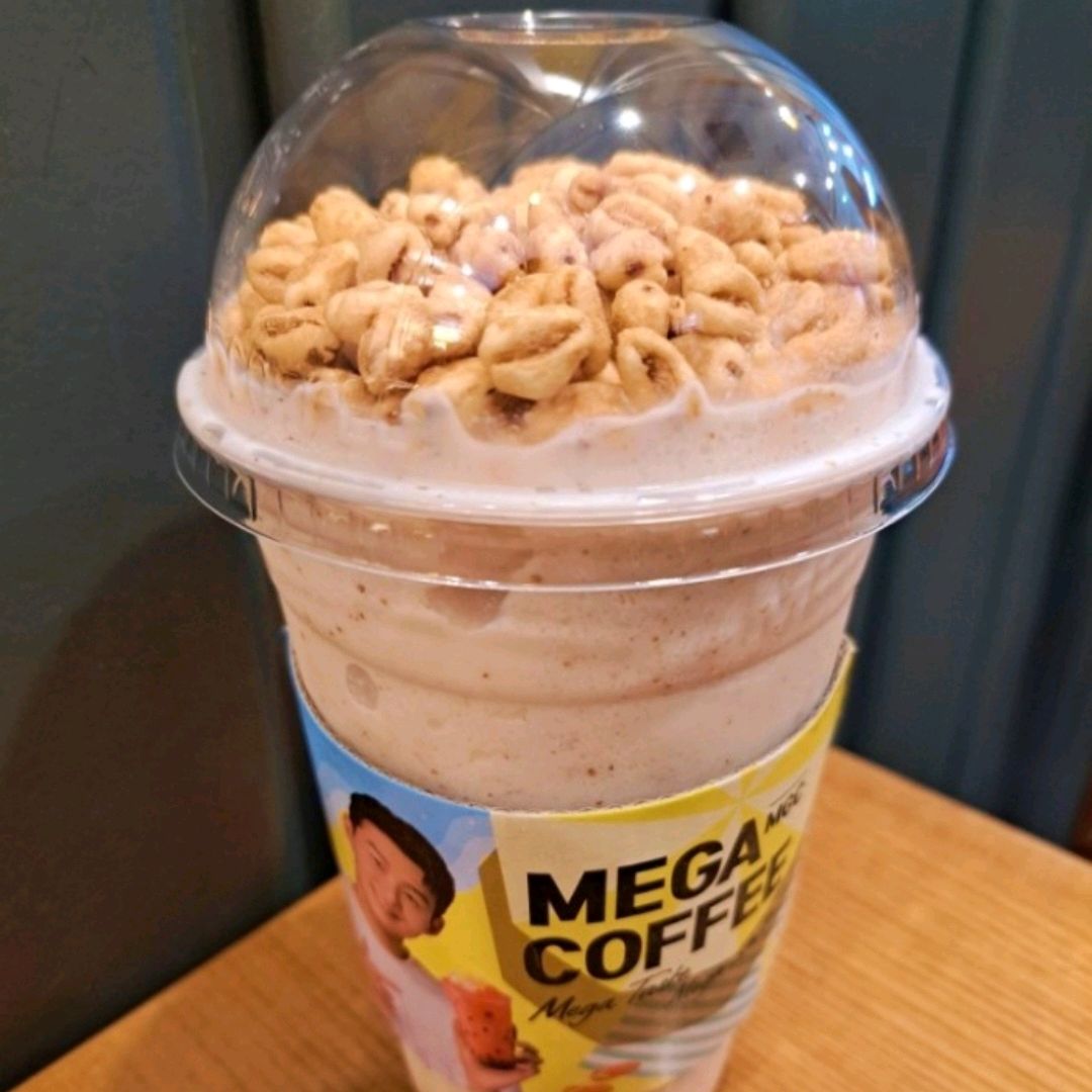 주차장에 누가 토해 놓은듯 해서 불쾌했으며 - 경포대 맛집 메가MGC커피 경포해수욕장점