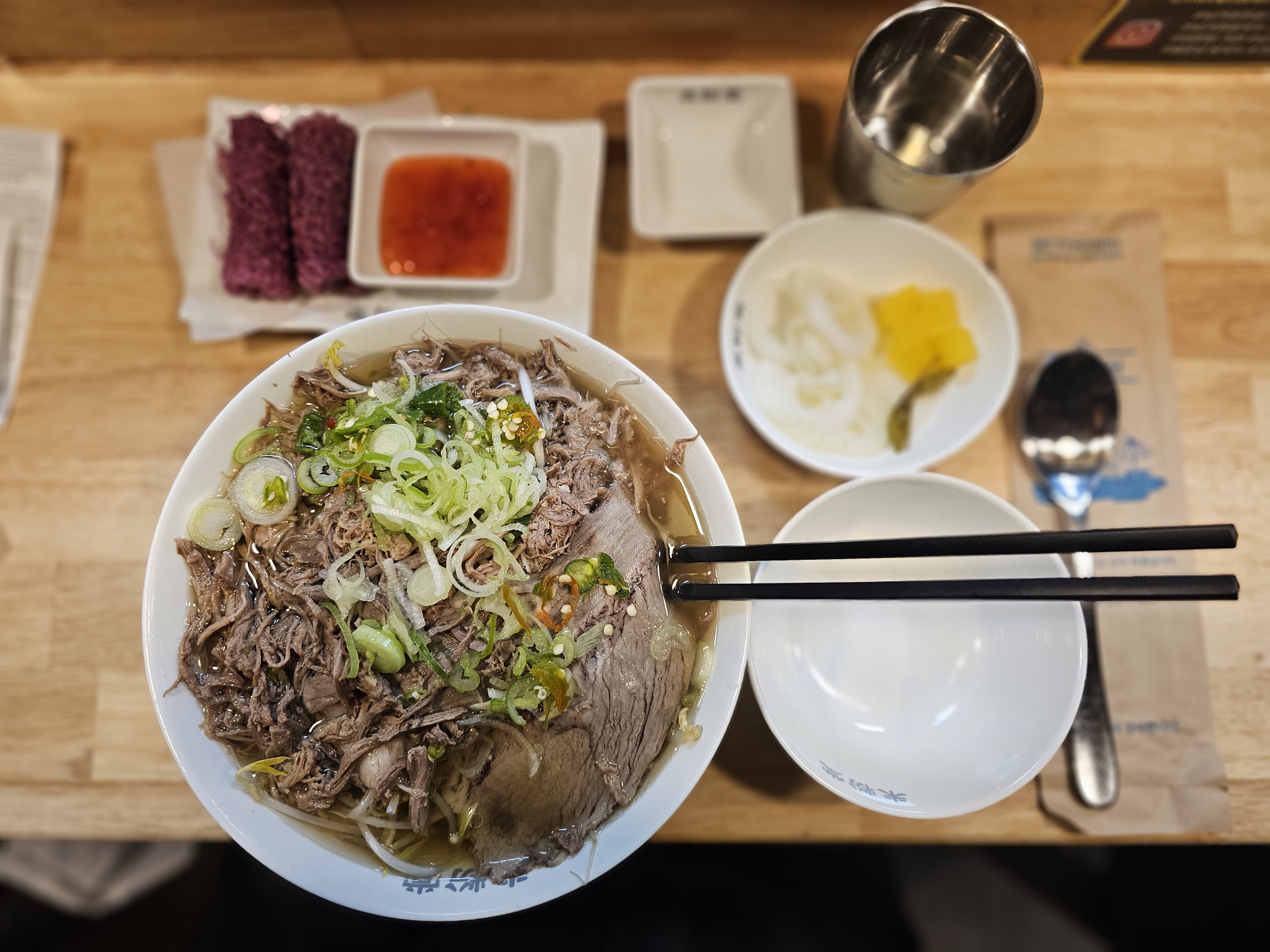 오늘 대기 인원이 많아서 테이블에 앉아서 대기하다가 기다리던 쌀국수 등장! 고수는 잘 못먹