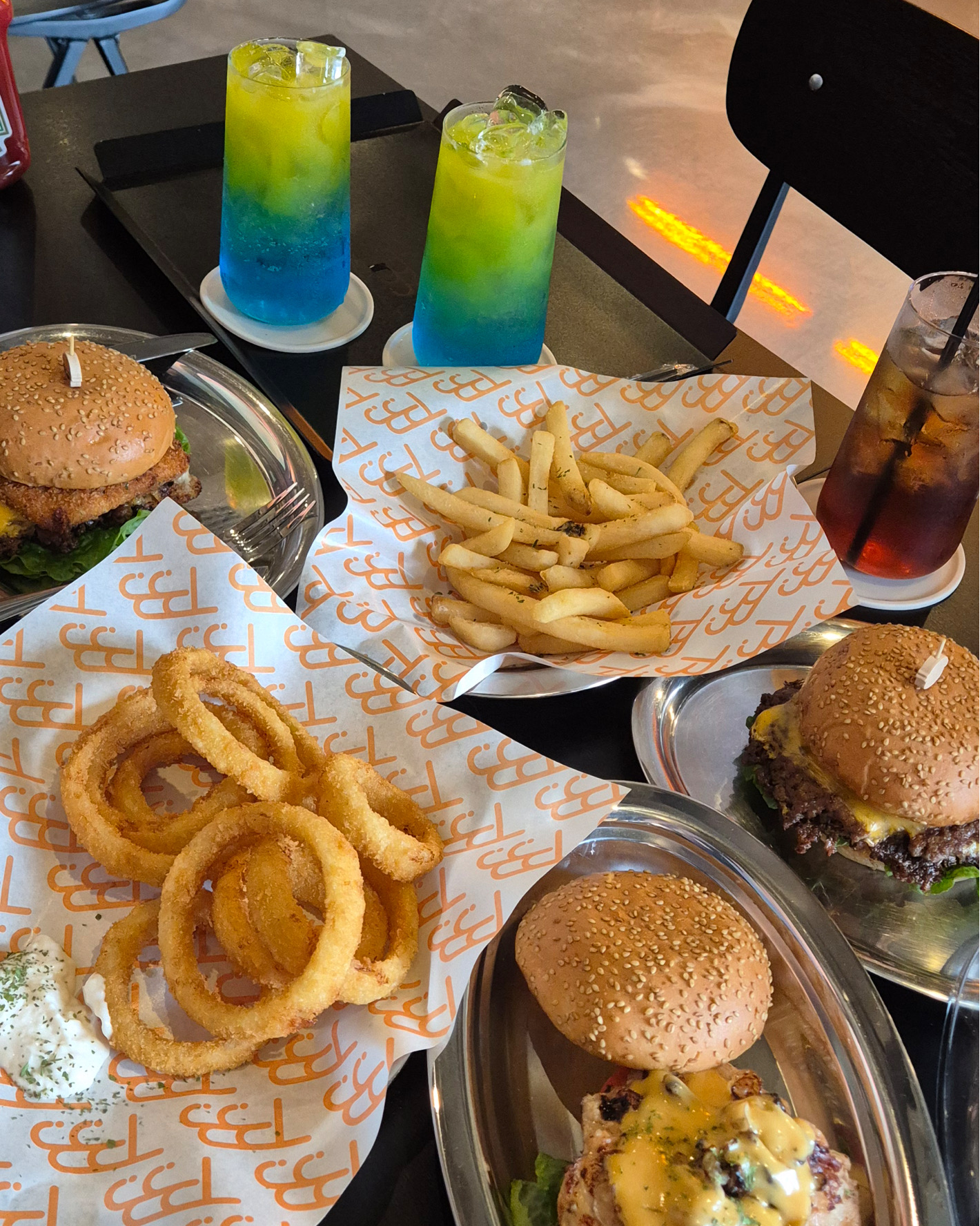 전부 다 맛있게 먹었어요! 깔끔한 인테리어에 맛있는 음식, 리뷰 미니게임까지 3박자를 챙긴