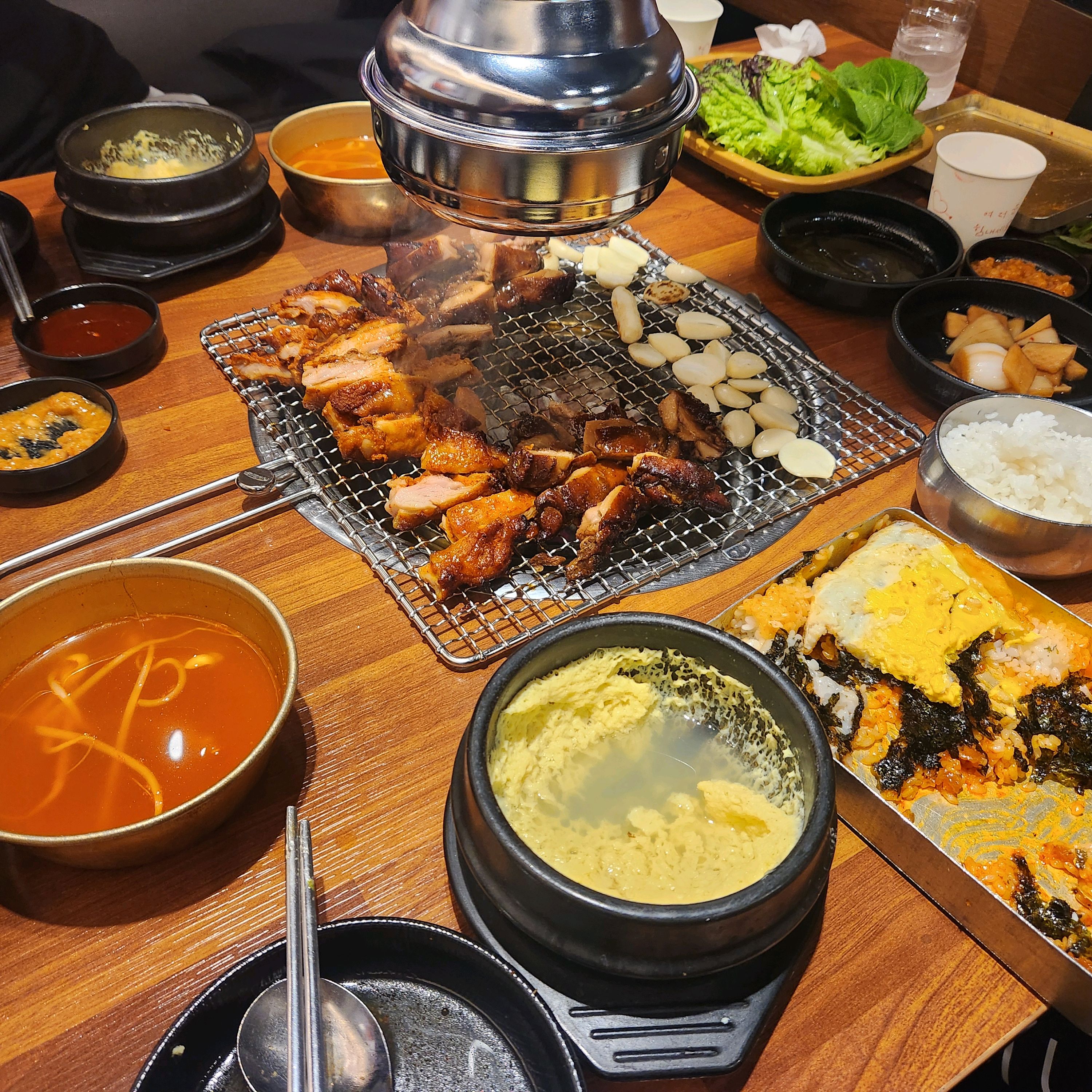 음식이 빨리 나오고 직원들도 친절하고 닭도 맛있어요 - 대구 맛집 밤새우는닭 월성직영점
