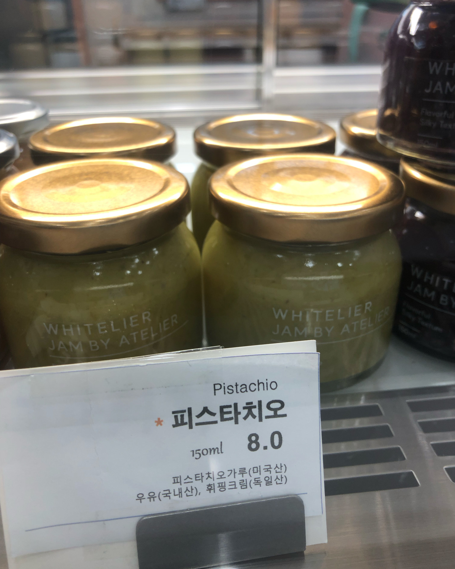 금요일인데 저녁시간이라 피스타치오가 있네요 - 경산 중산동 맛집 화이트리에 중산점