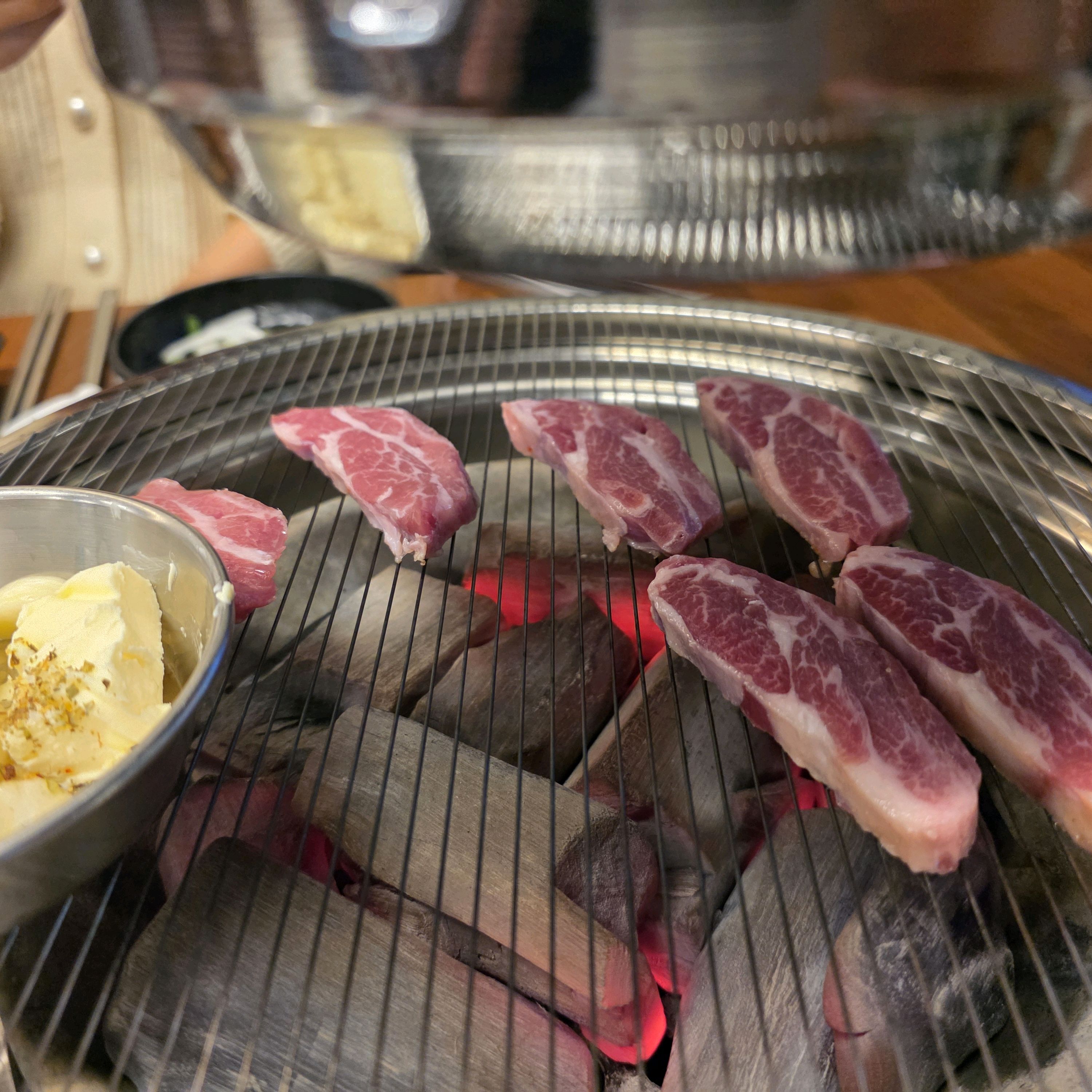 여기는 등심이 찐이에요. 진짜 맛있어요. 다른데에서 양꼬치 먹다가 여기 와서 제대로 된 양