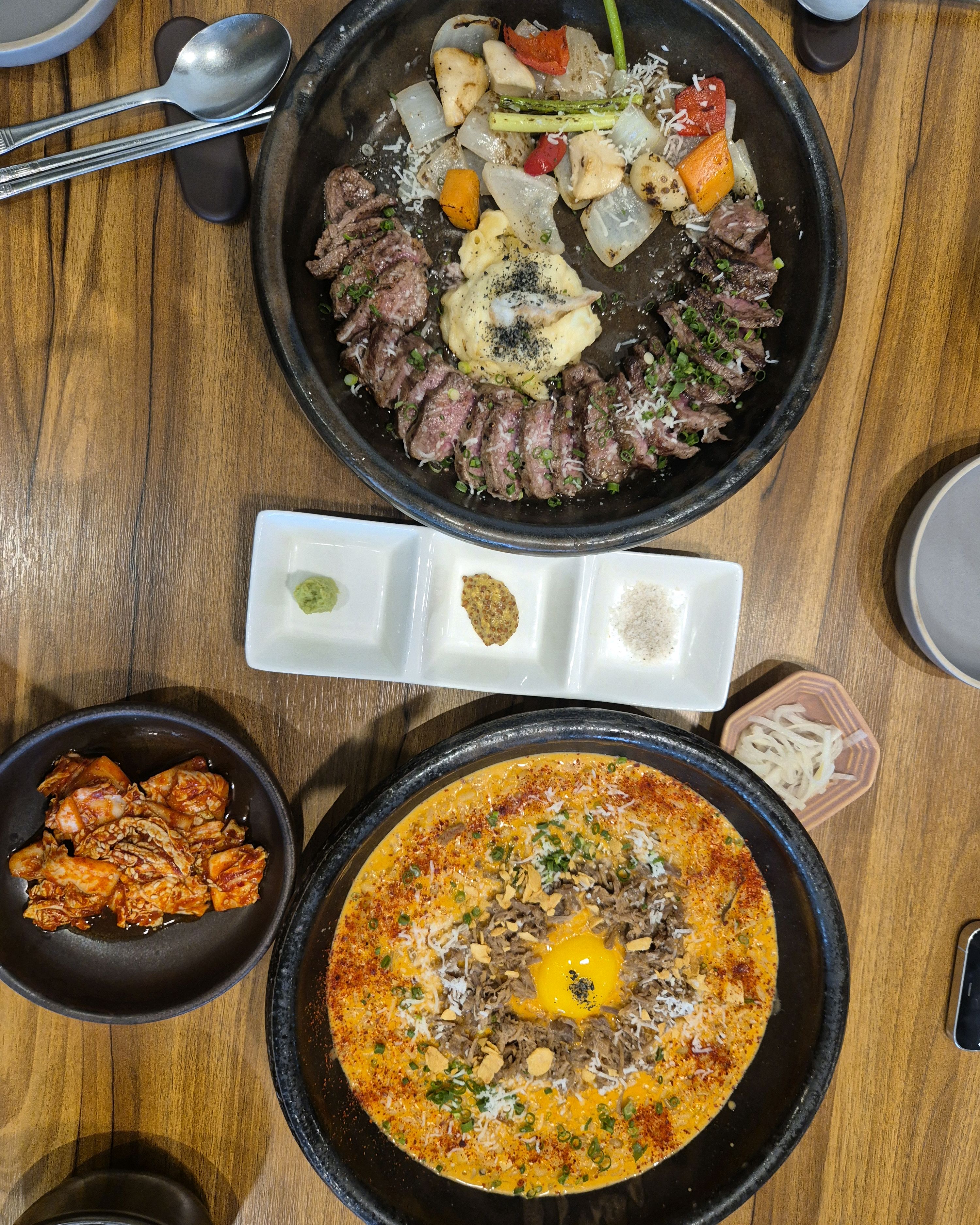 2.5인분 이라고 하셔서 3명이서 2개를 시켰는데 양이 너무 적어서 남편과딸을 위해 난 리