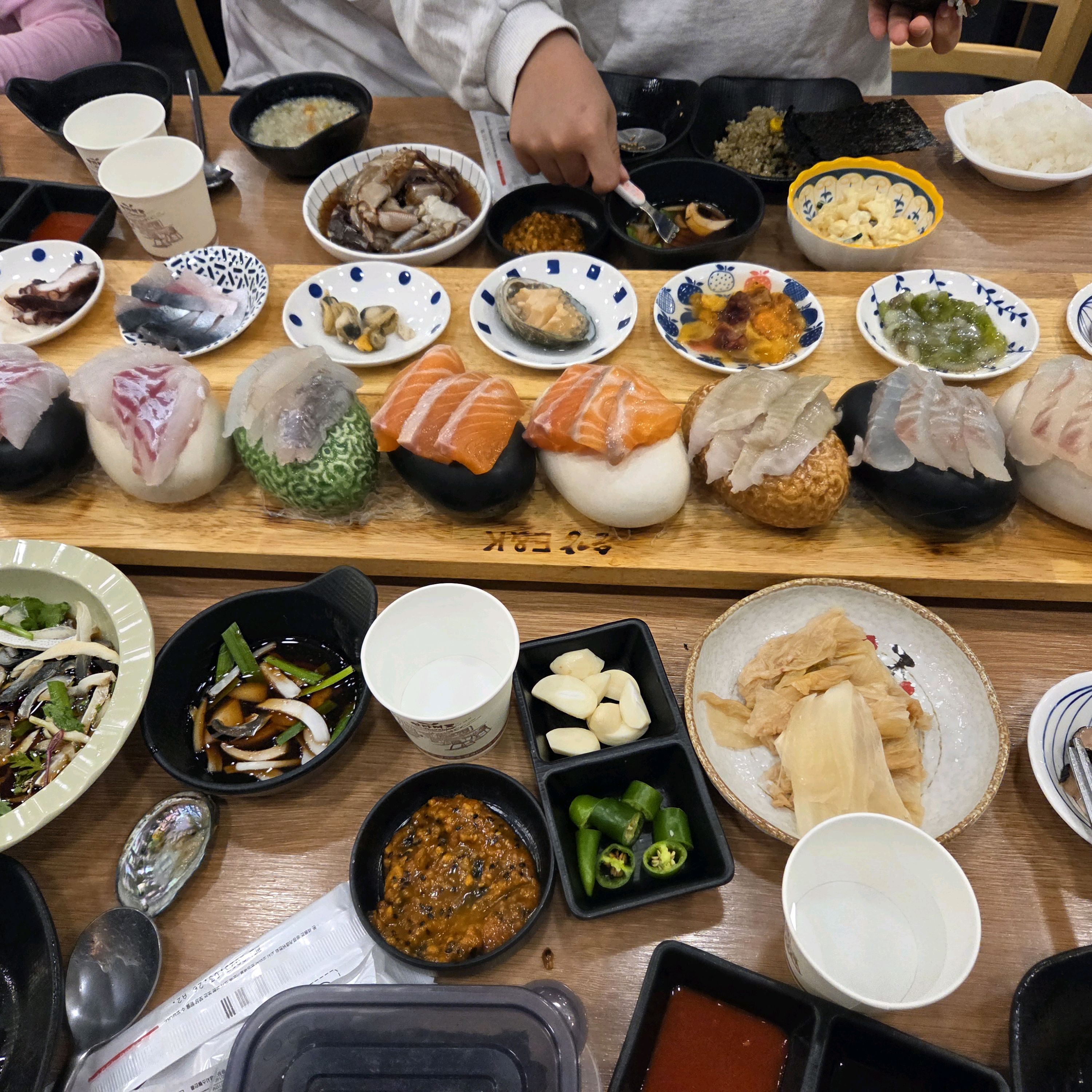 모듬회 시켜서 먹었고 너무 맛있게 잘먹었어요. 예약이 당일에 변동되었는데 사장님이 배려해주