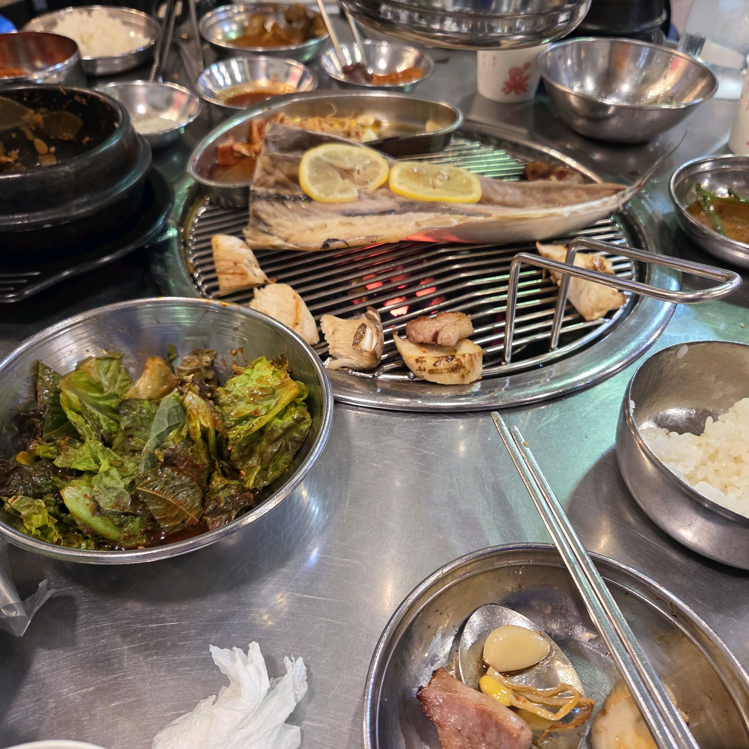 간만에 먹는 연탄구이 너무 맛있어요.술 한잔하면 좋을 분위기인데 아가랑 같이 와서 생선구이