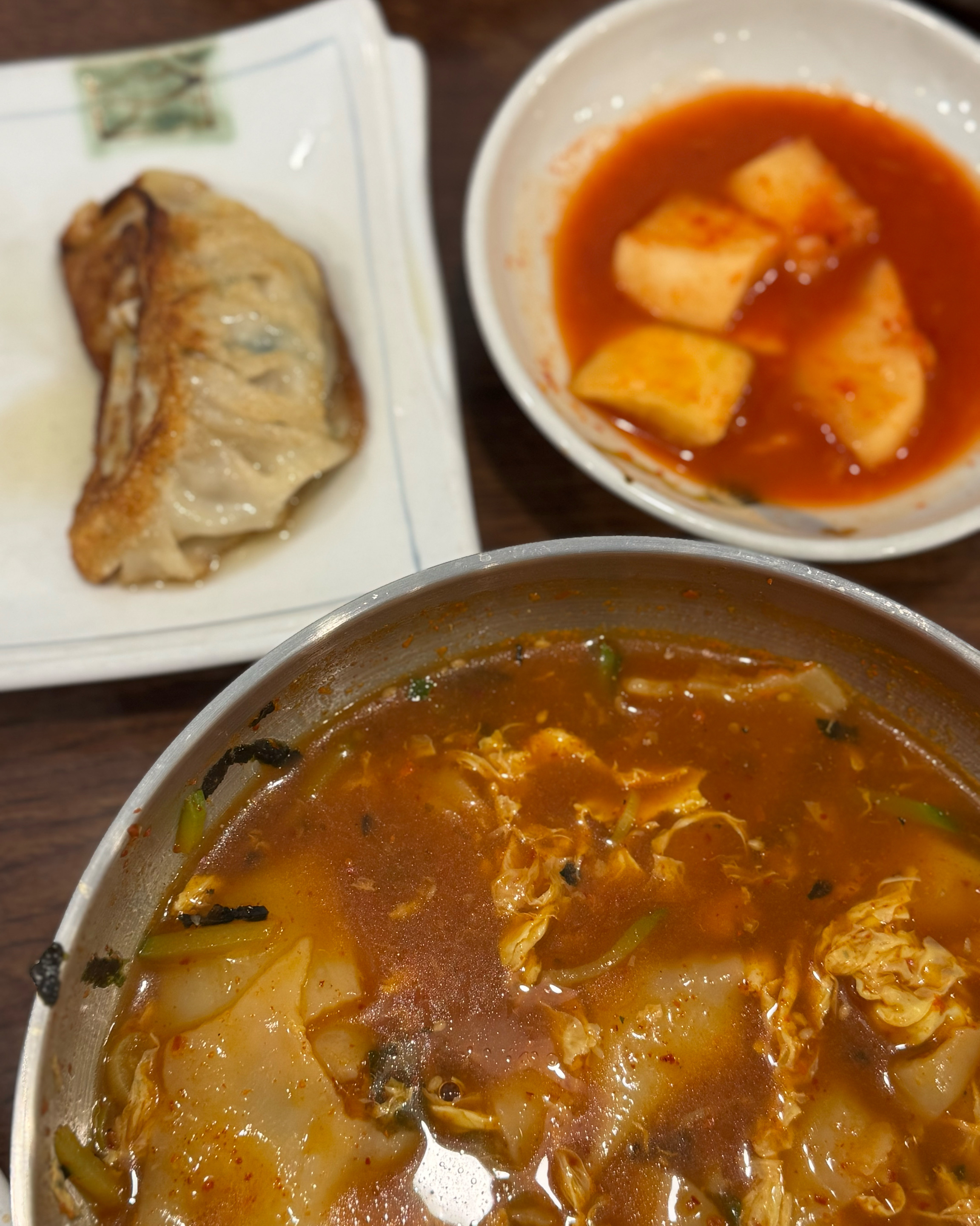 비와서 수제비생각나서 왓는데 어제 술 안마셨는데도 해장되는맛~~~~ 얼큰하고 맛있어요..!