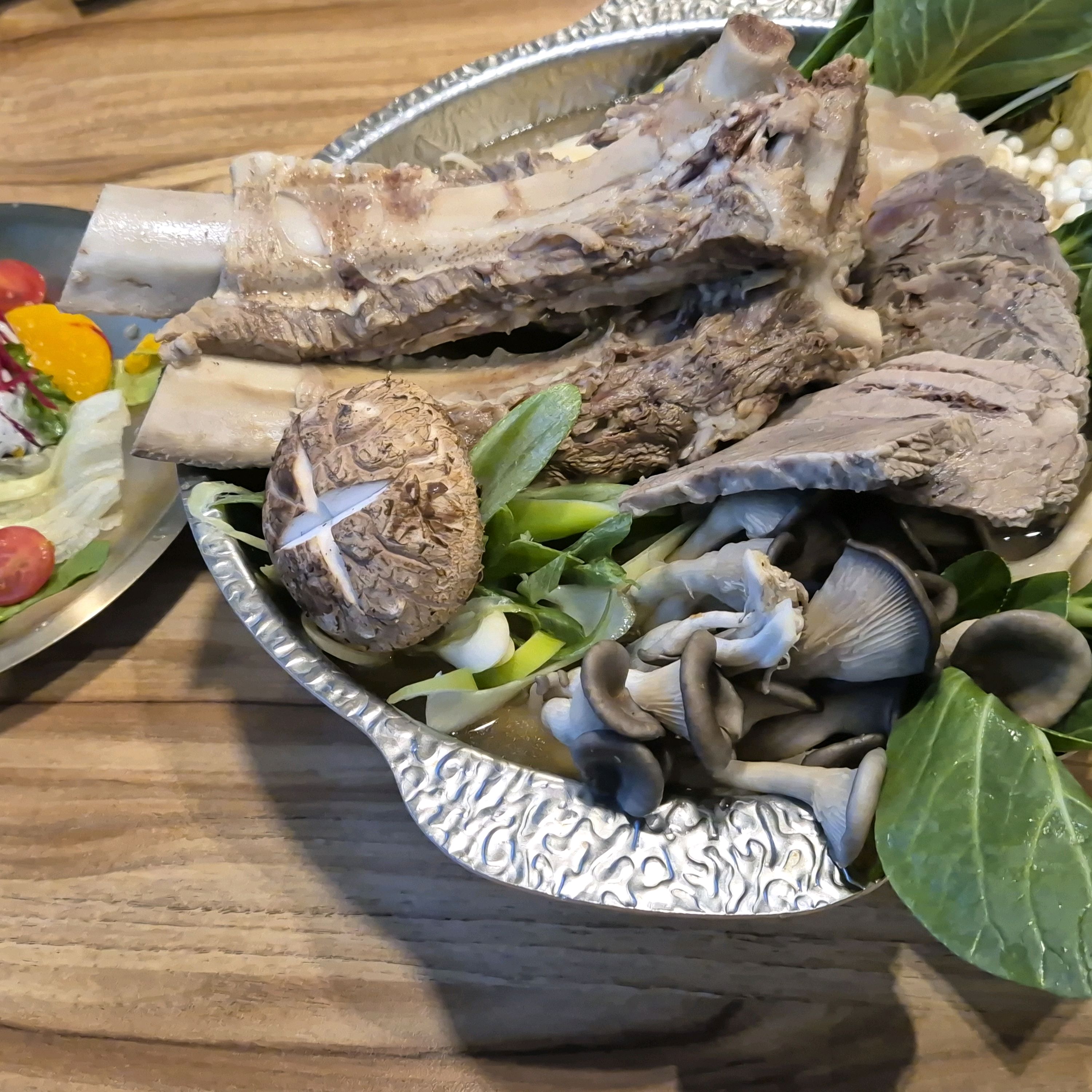 부모님과 식사하러 왔는데 고기도 여러종류 먹을수있고, 맛있어요!!! 미나리전도 진짜 바삭