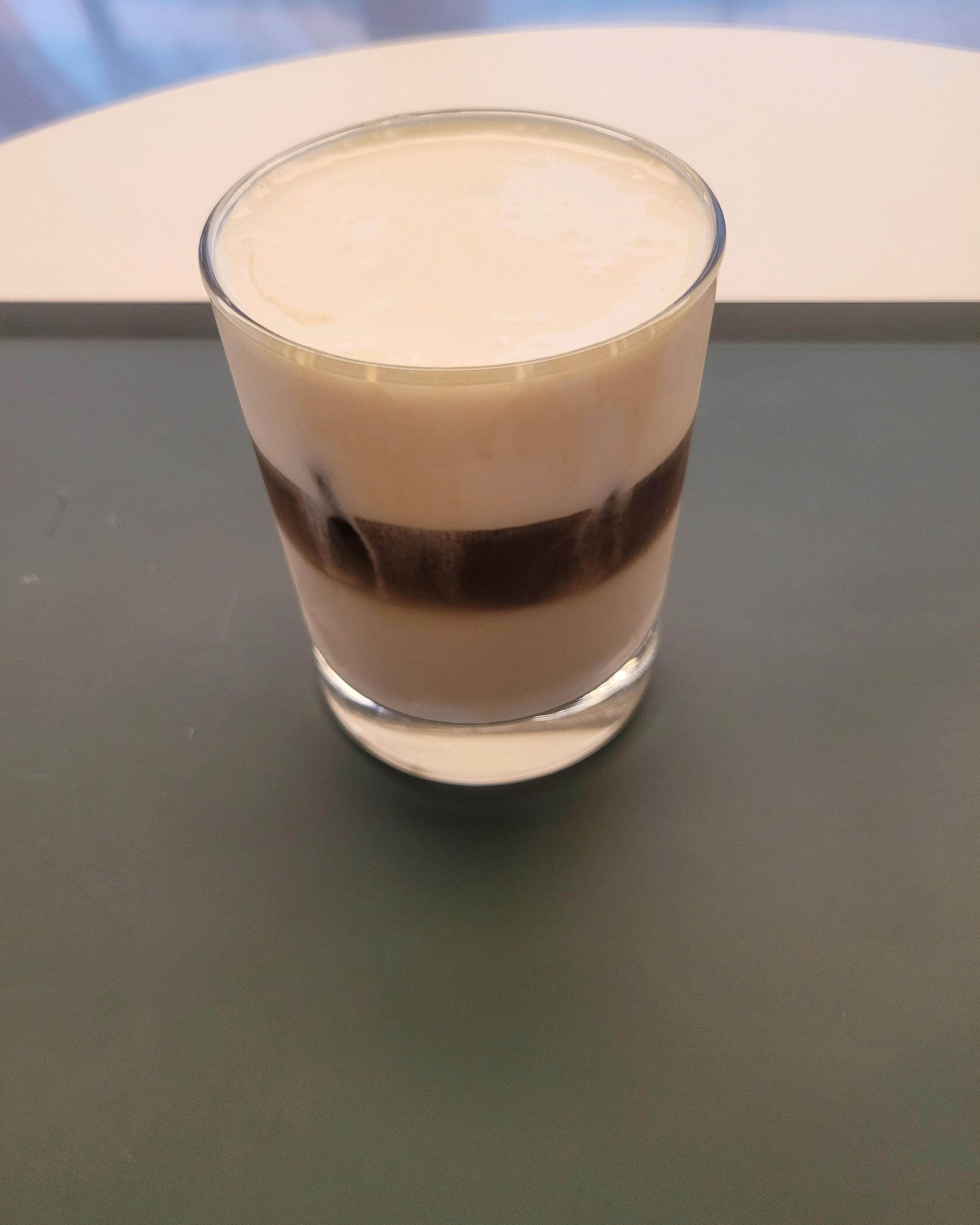 크림라떼 진짜 맛있어요~ 적당히 달고 크림이 부드러워요~  카베 분위기랑 인테리어가 멋져요