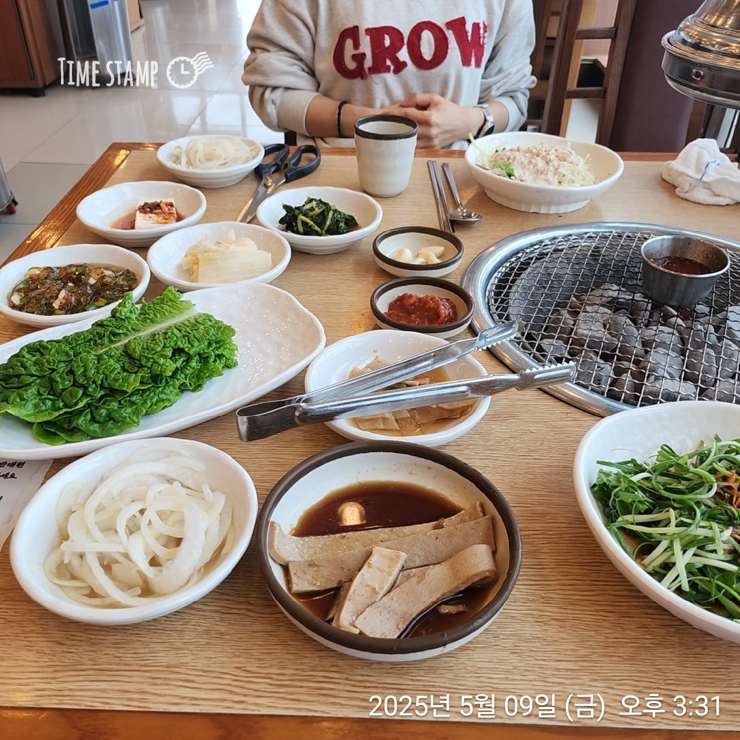 늘봄정식  가성비 최고네요. 흑돼지에, 찌개. 비빔밥까지. 반찬도 다양하고 솥밥도주시고. 