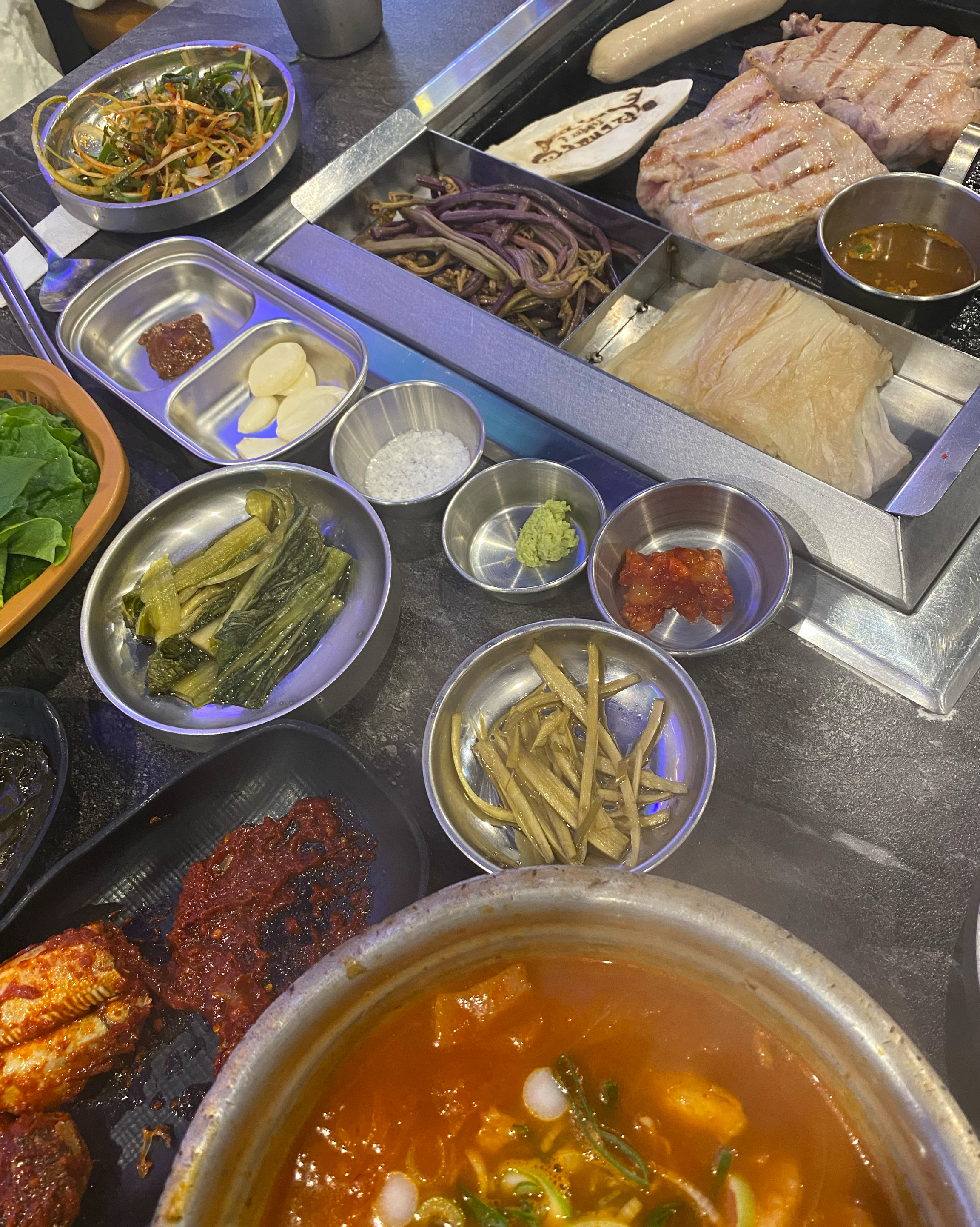 비행기 결장되서 하루 더 제주도에 머물르게 되서 돌아다니다 왔는데 바다 뷰도 좋고 고기도