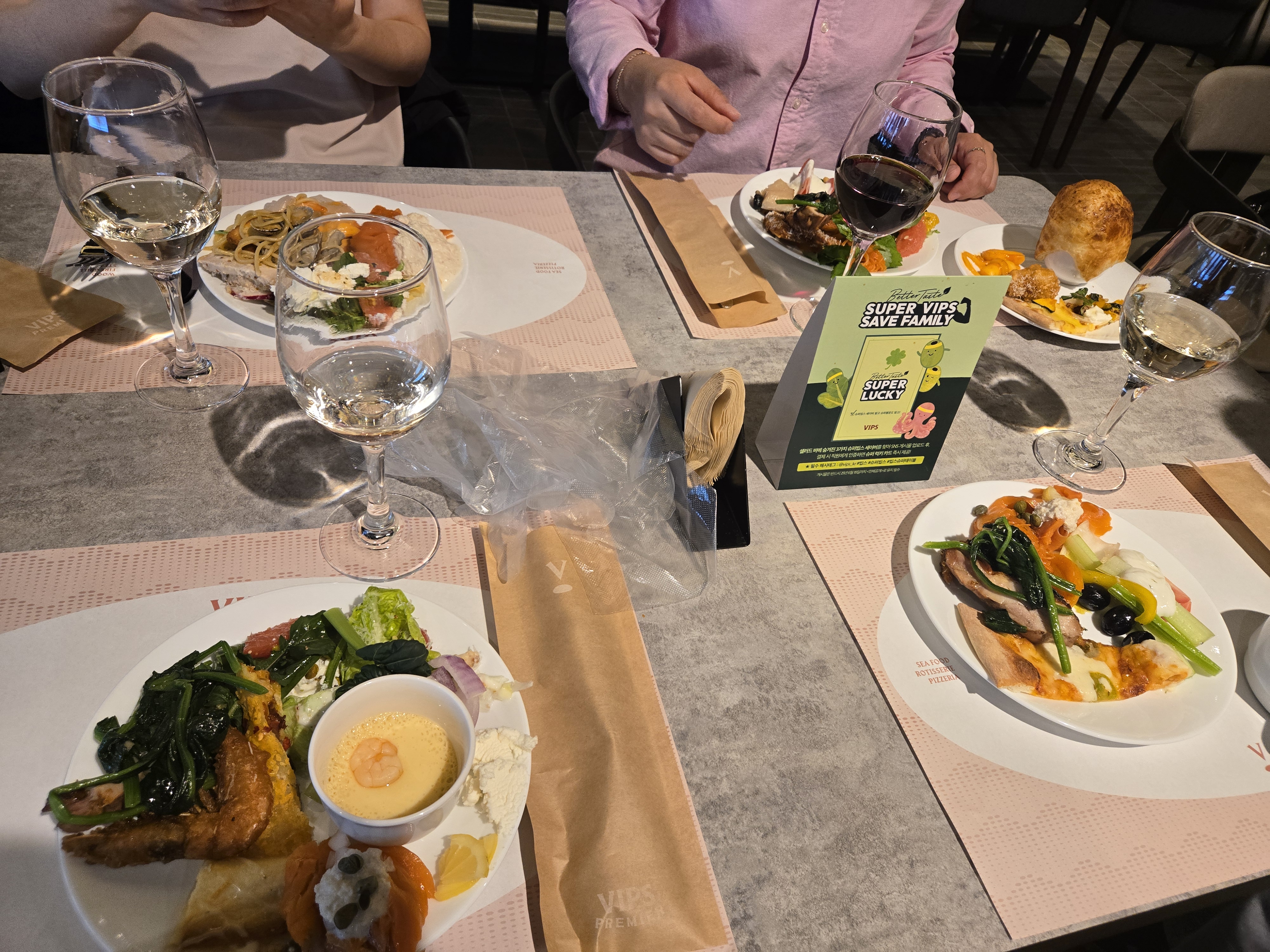 새로 생긴 매장이라 깨끗하고 음식도 좋았어요. 신선한 재료로 성의있게 만든 느낌이었어요.