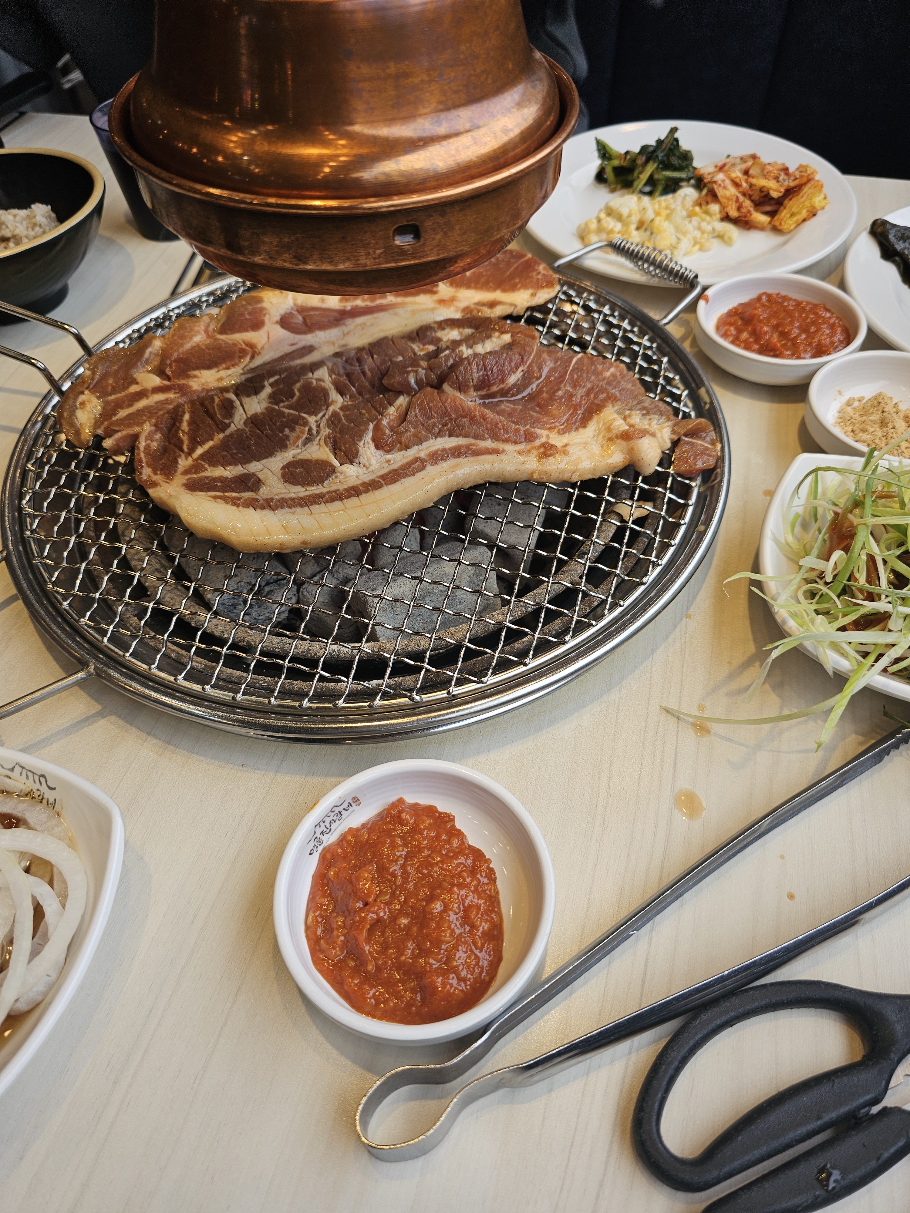 주차자리가 걱정됐는데 주차자리도 있고 사장님도 친절하시고 음식도 신선합니다 - 구로 맛집 명륜진사갈비 구로고대병원점