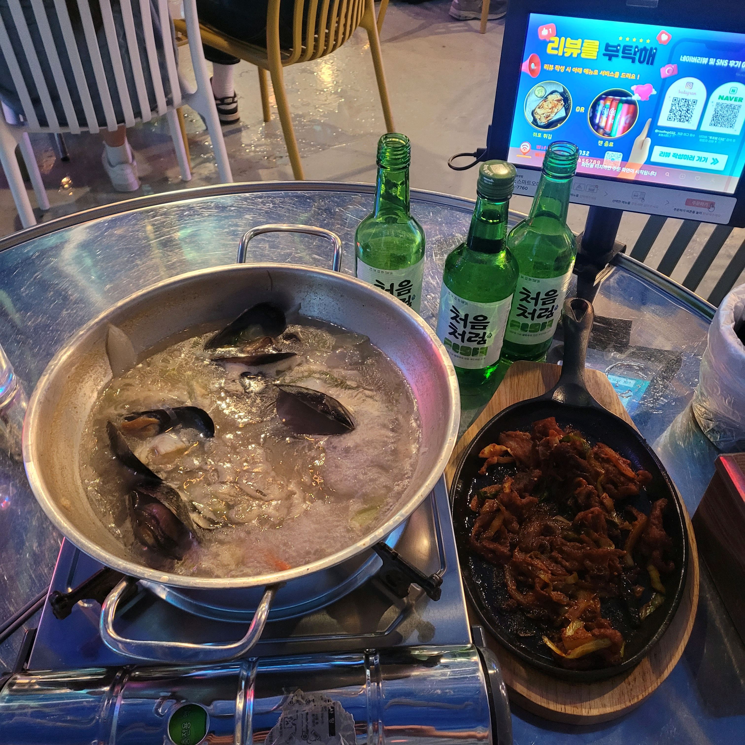 오랜만에 술 마시러 왔는데 해물 누룽지탕이랑 닭발이 술을 불러줘서 어느덧 3병째. - 인천 맛집 루프탑032