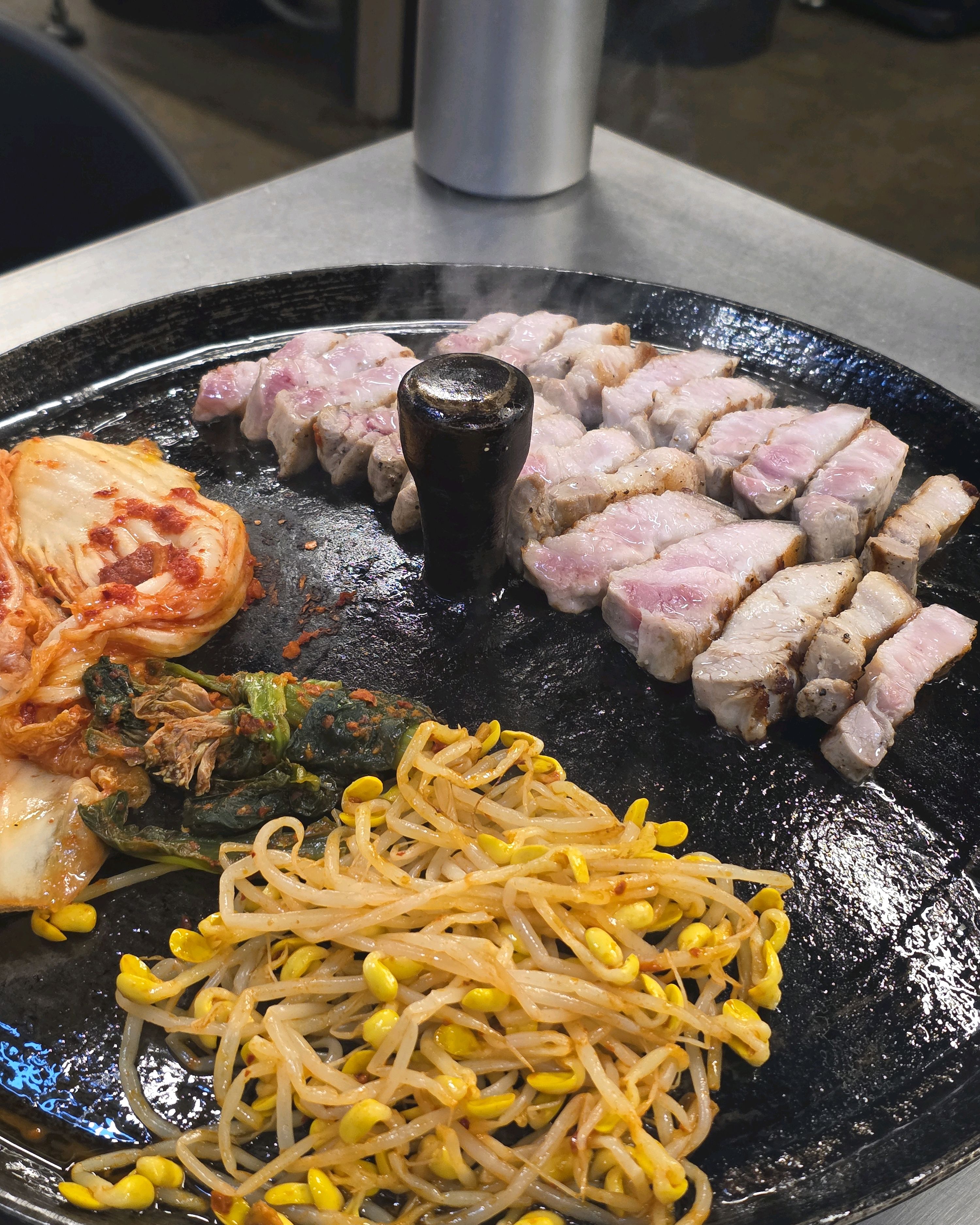 미나리 삼겹살 맛집ㅜㅜ 직접 구워주셔서 편하구 더 맛있게 먹을 수 있어서 좋아요! 앞으로 