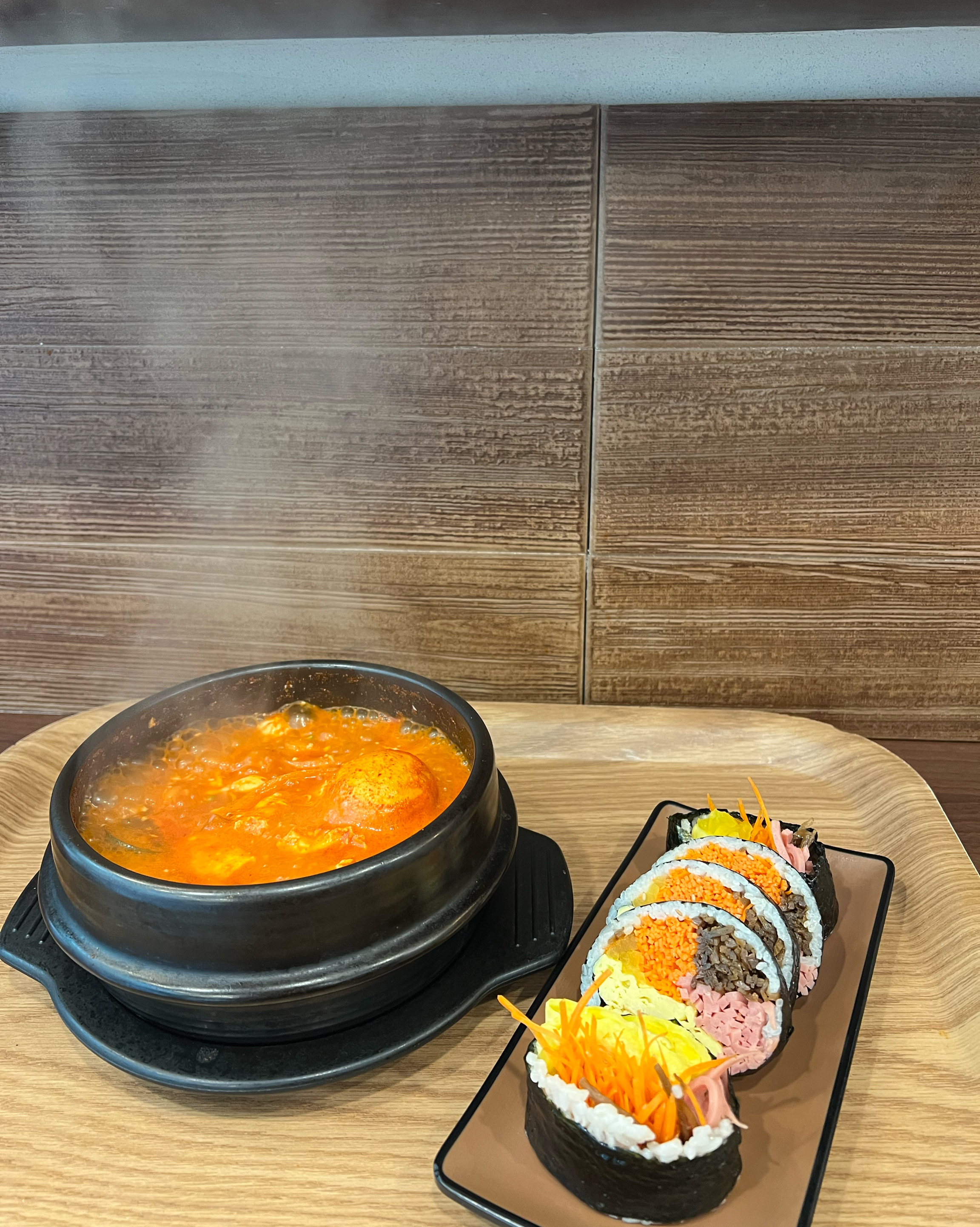순두부랑 김밥 먹고싶었는데 마침 세트있어서 주문했어요~ 순두부 얼큰하고 김밥도 맛있어요🧡