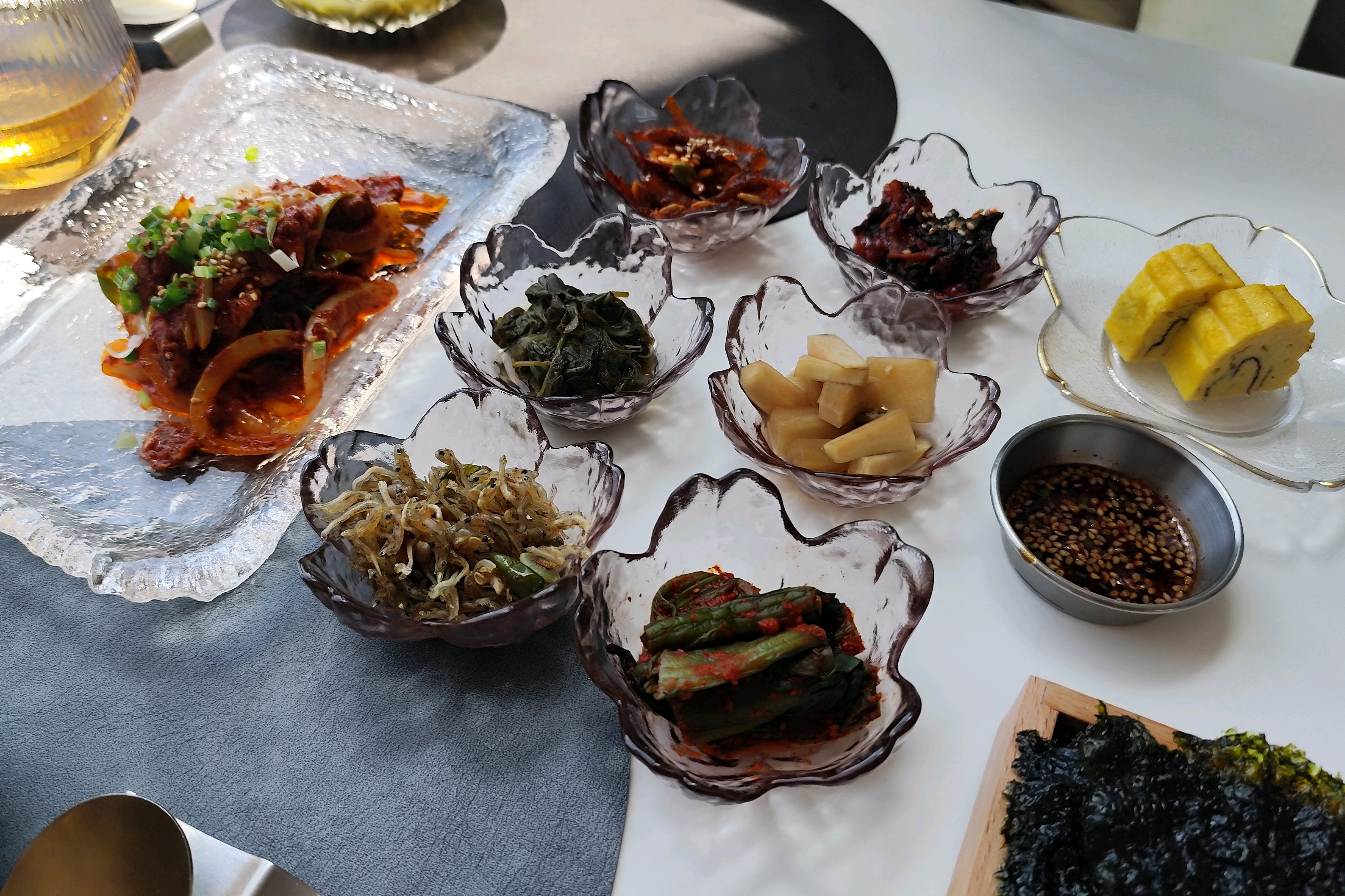 맛도 양도좋았습니다!! 직원분들도 미리미리 부족한 거들 채워주시구요! 조금은 애매한 건물