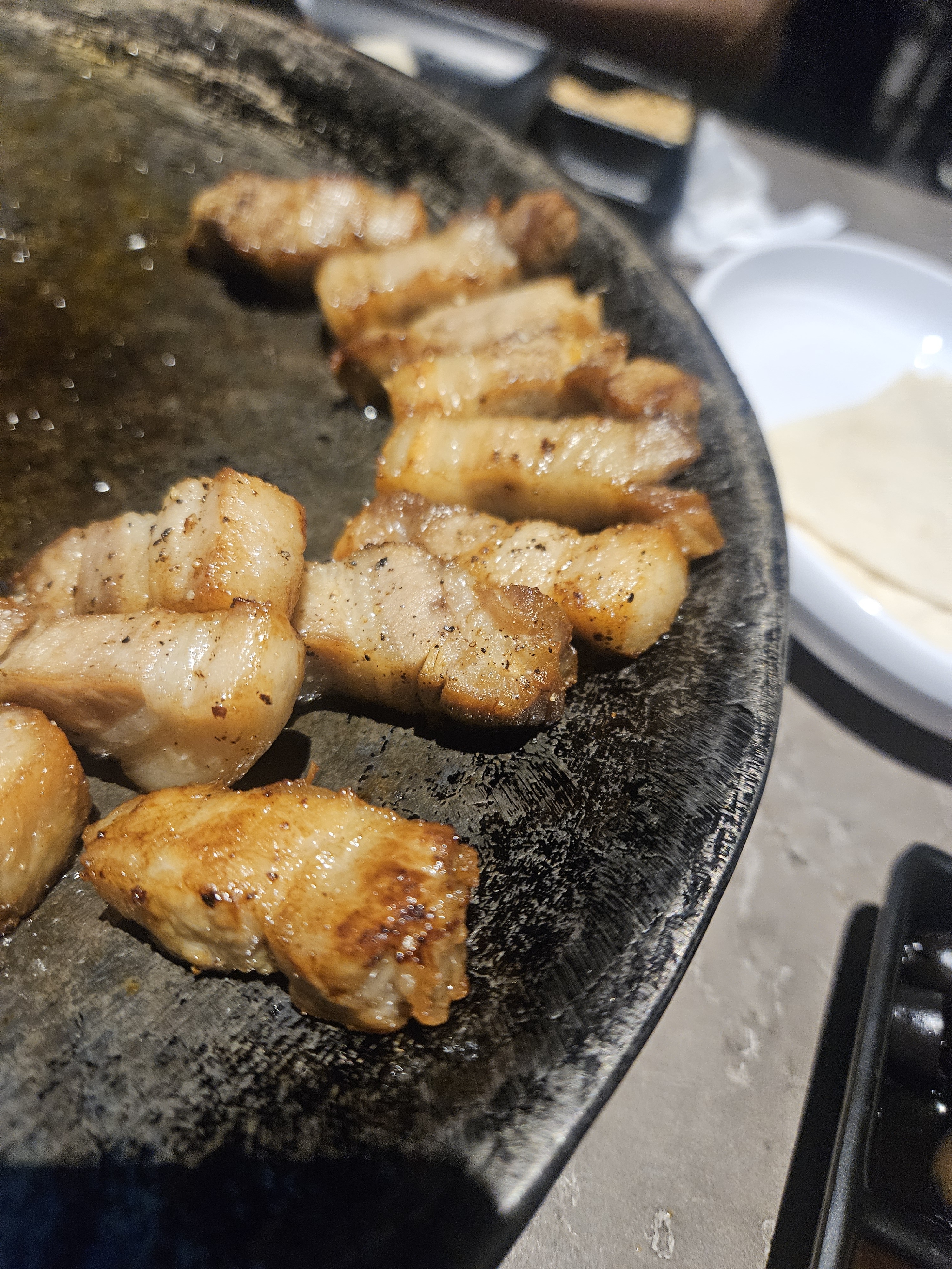 나오자마자 신나게 먹다보니 사진을 제대로 못찍었어요 여러가지 맛볼 수 있는 한판 메뉴 시켰