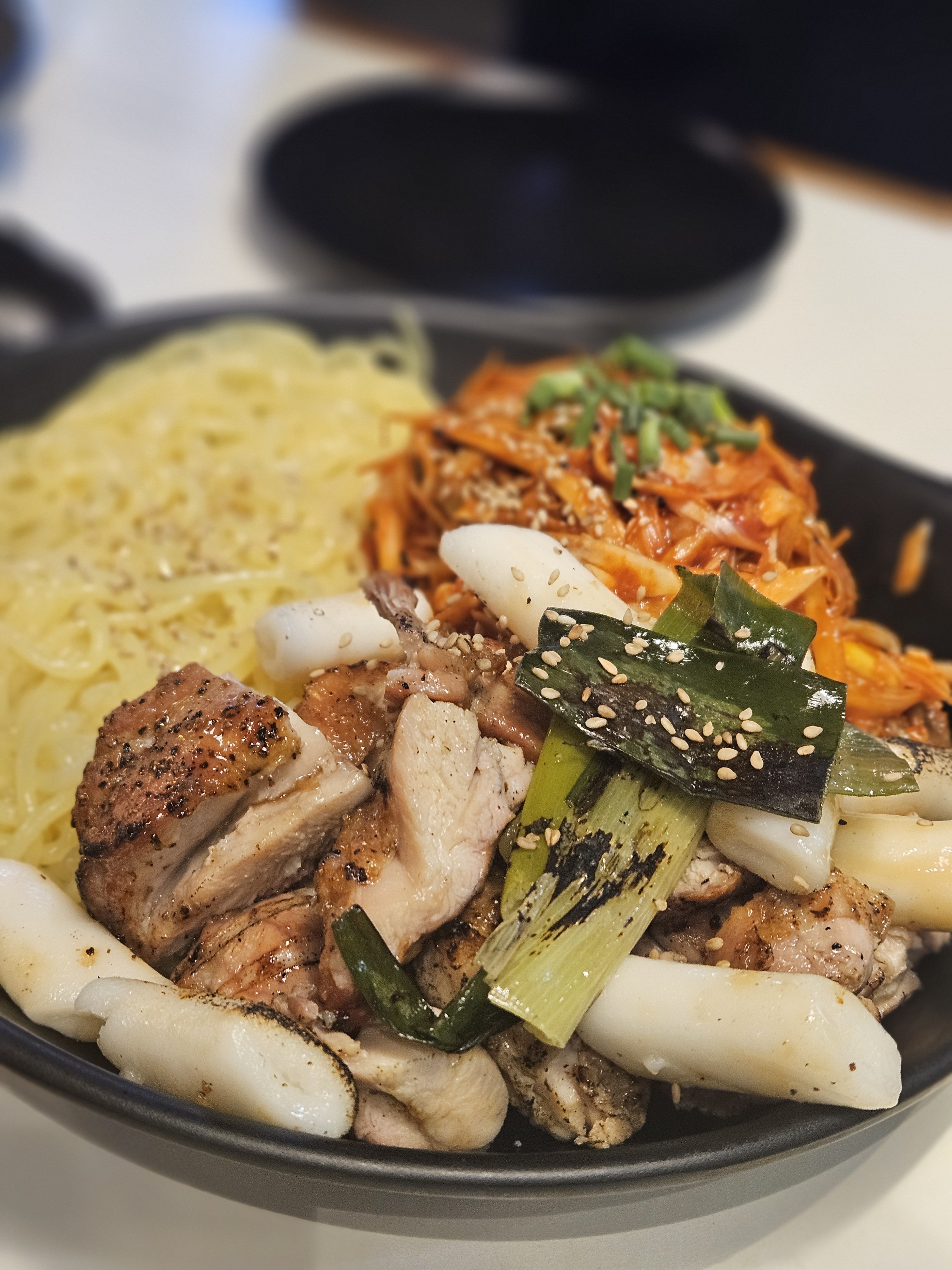 숯불 닭구이 먹고 싶어서 왔는데 너무 맛있네요. 생맥주 한잔이랑 치킨에 골뱅이 먹으니까 넘