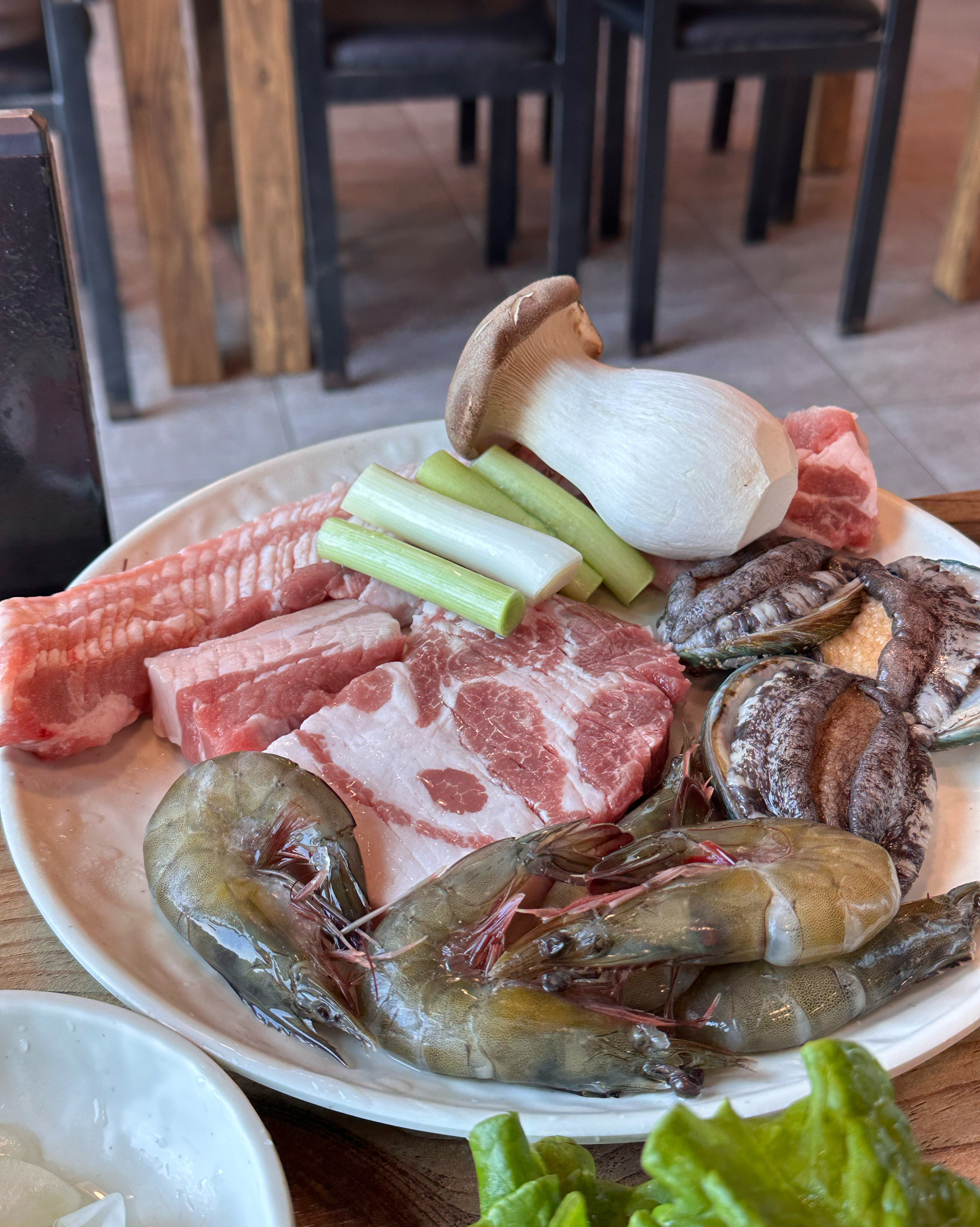 세트 메뉴가 있어서 고민할 필요도 없어 좋았고 고기 진짜 쫄깃하고 맛있어요 그리고 전복이 