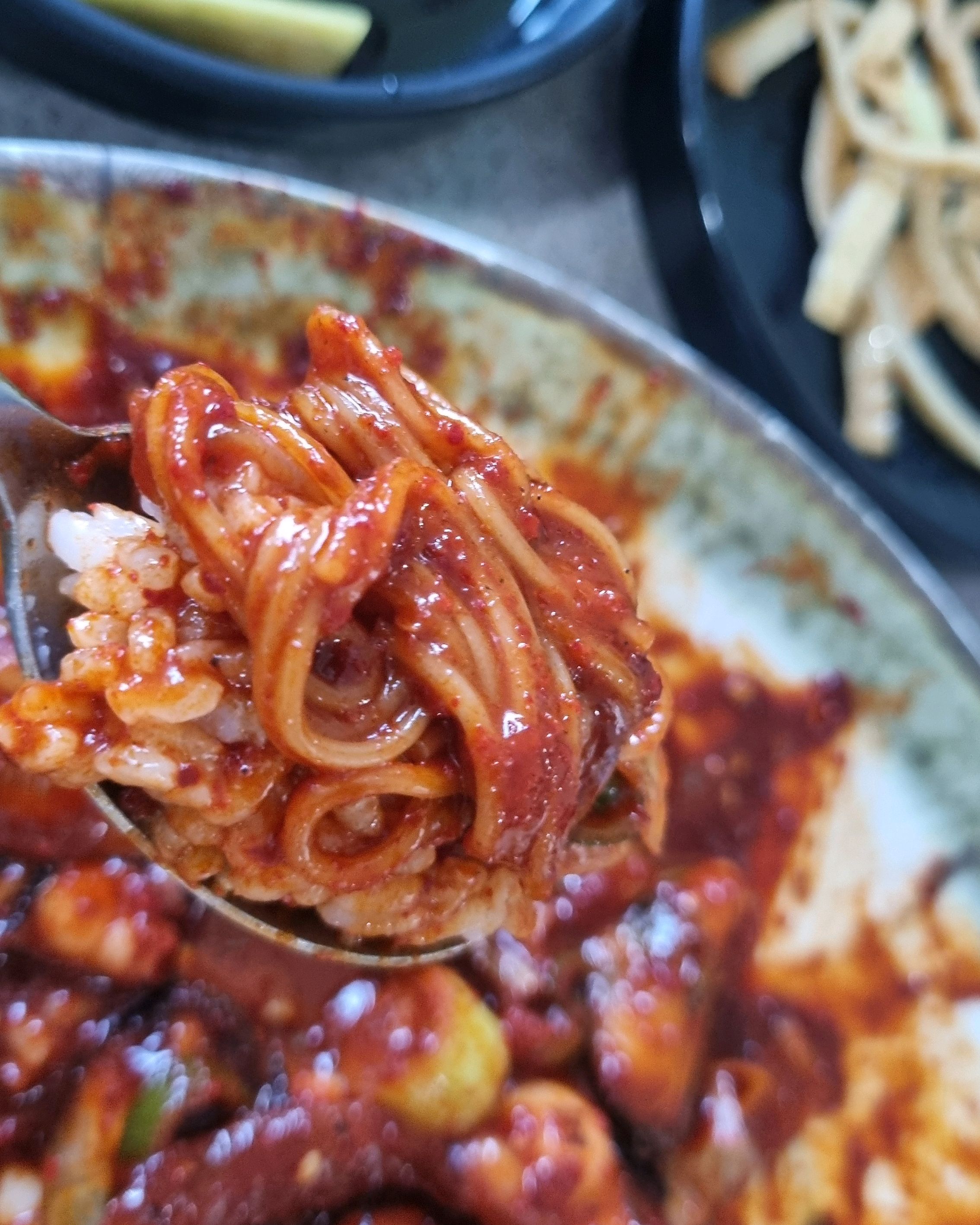 돌문어볶음시켰는데 소면이 같이나와요 양념이 정말 맛있어요 밥따로 주문해서비벼 먹으면 딱