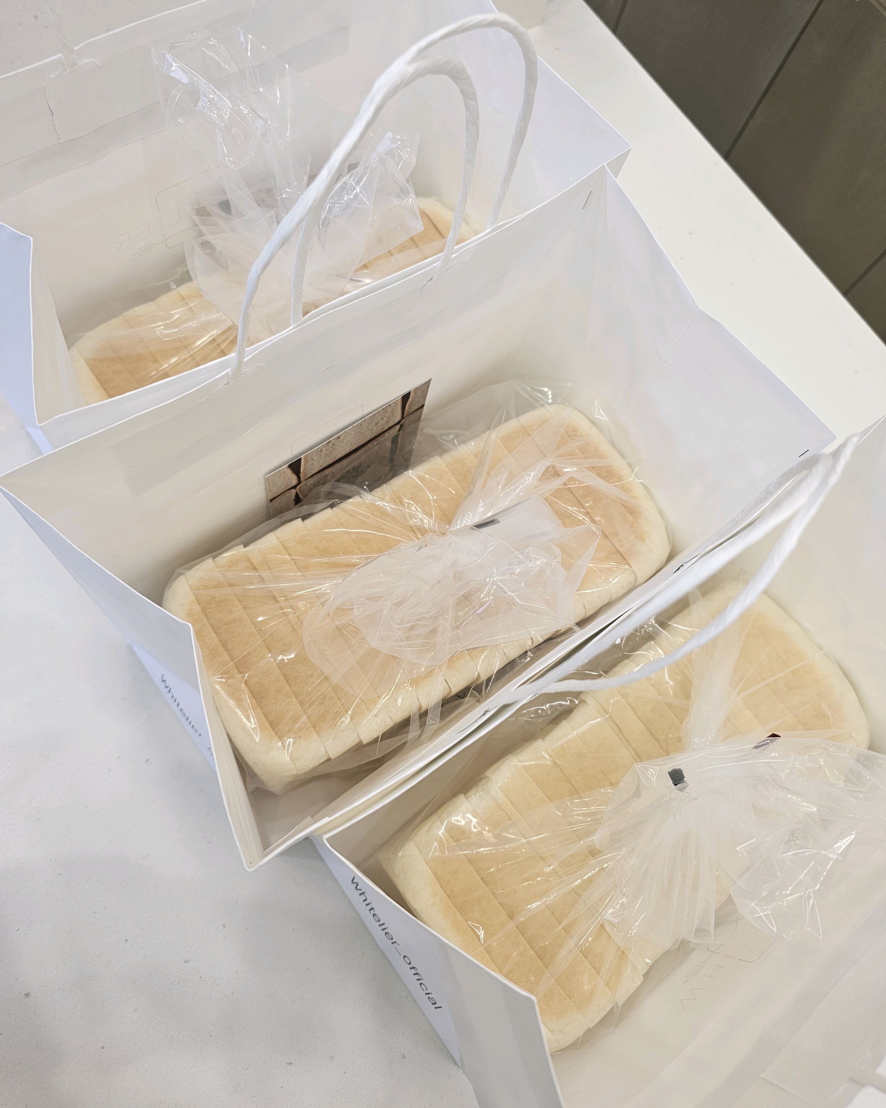 여기 빵 너무 맛있어요!! 이 맛을 알리려고 선물하려고 샀어요!! ㅋㅋㅋㅋ - 답십리 맛집 화이트리에 답십리점