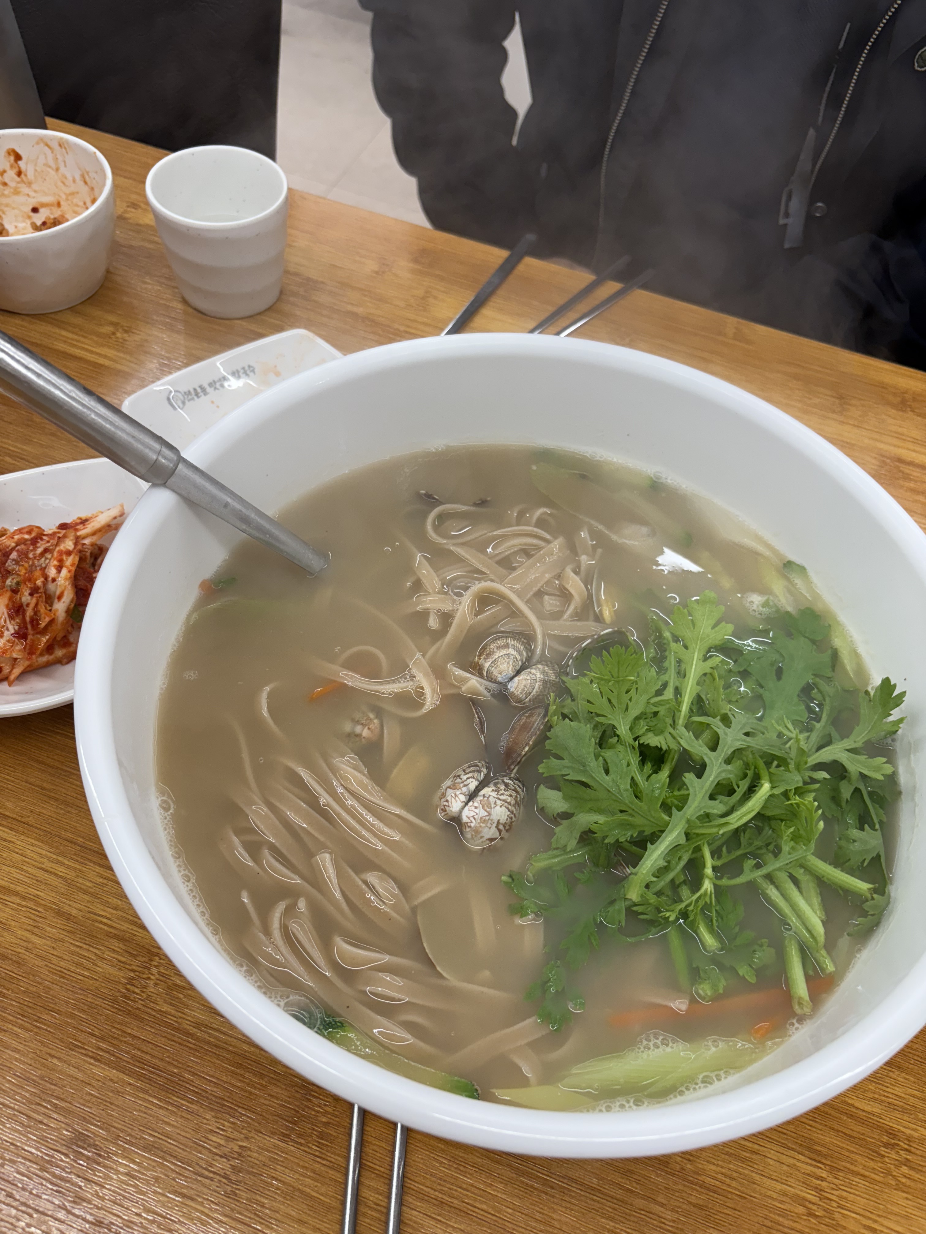 국물이 아주 진하고 맛있어요! 면도 특별하네요 ㅎㅎ 인천시청칼국수 추천입니당 👍🏻 - 인천 맛집 최부영칼국수
