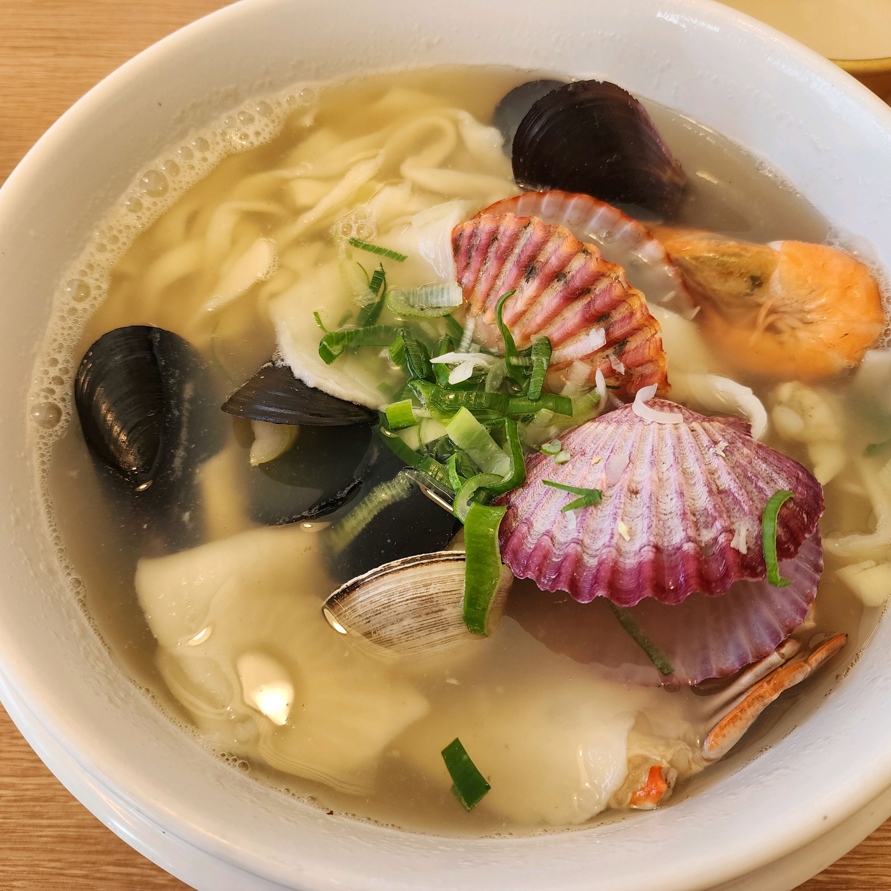 오랜만에 강릉 경포해수욕장에 와서 맛집을 찾았는데 제가 좋아하는 칼제비집이 있어서 방문했어