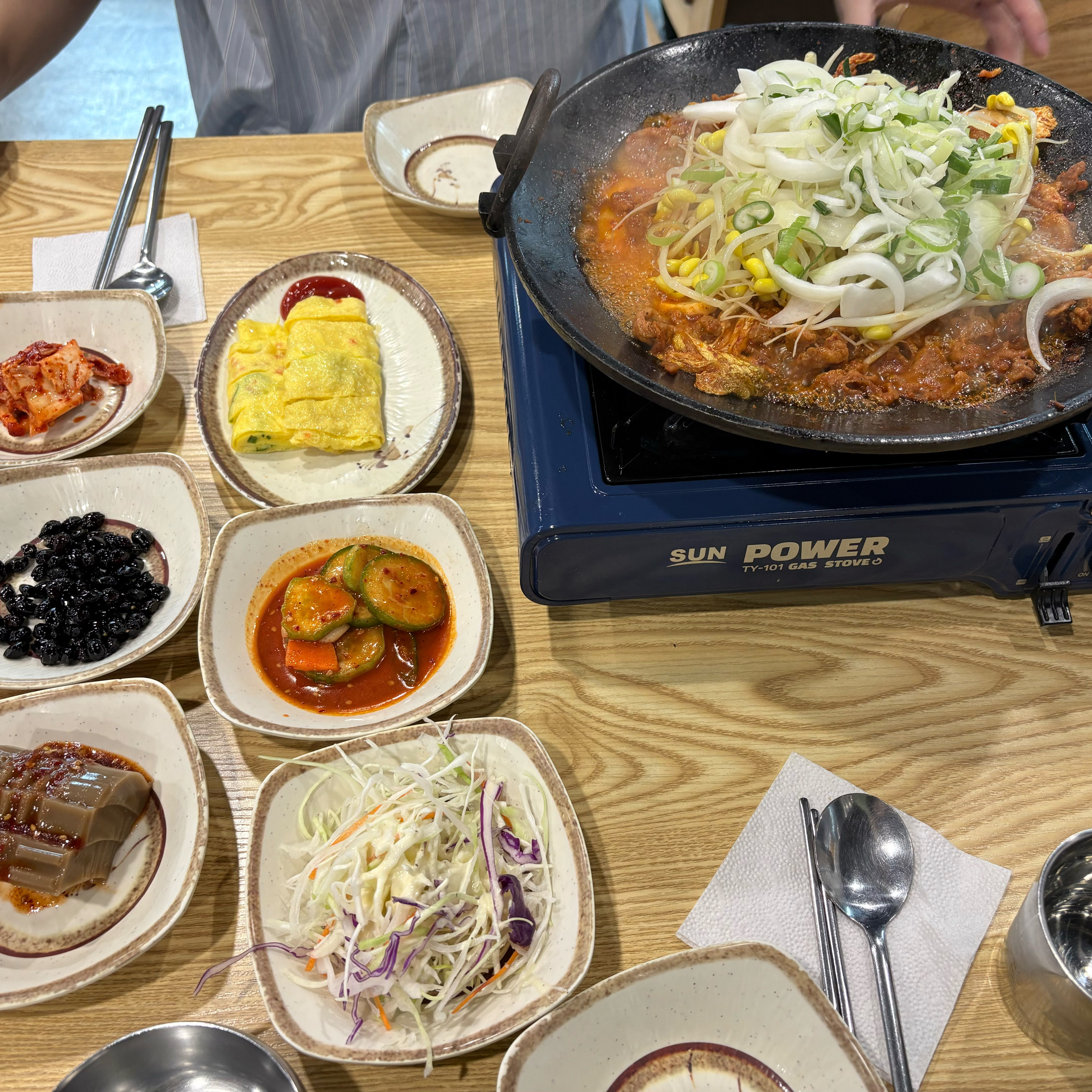 반찬도 너무 알차고 직원분도 친절하고 맛있고 든든하게 먹었어요~!!🥹🥹🫶🏻 - 제주 맛집 영춘식당