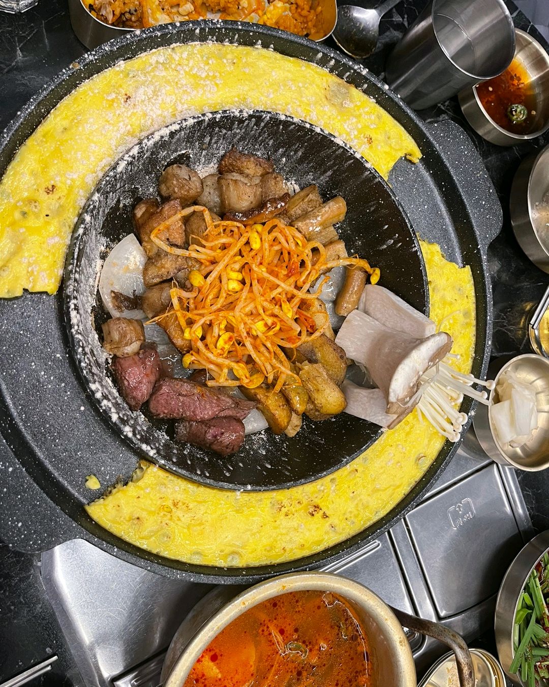 우선 서비스로 나오는 순두부찌개만으로도 소주한병각! 다 구워져서 나와서 먹기도 편했구 너무