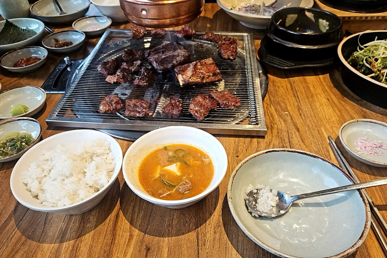 소갈비 먹고싶어서 왔는데 너무 잘구워주시고 너무맛있네요ㅎㅎ 나중에 회사사람들이랑 회식하기에