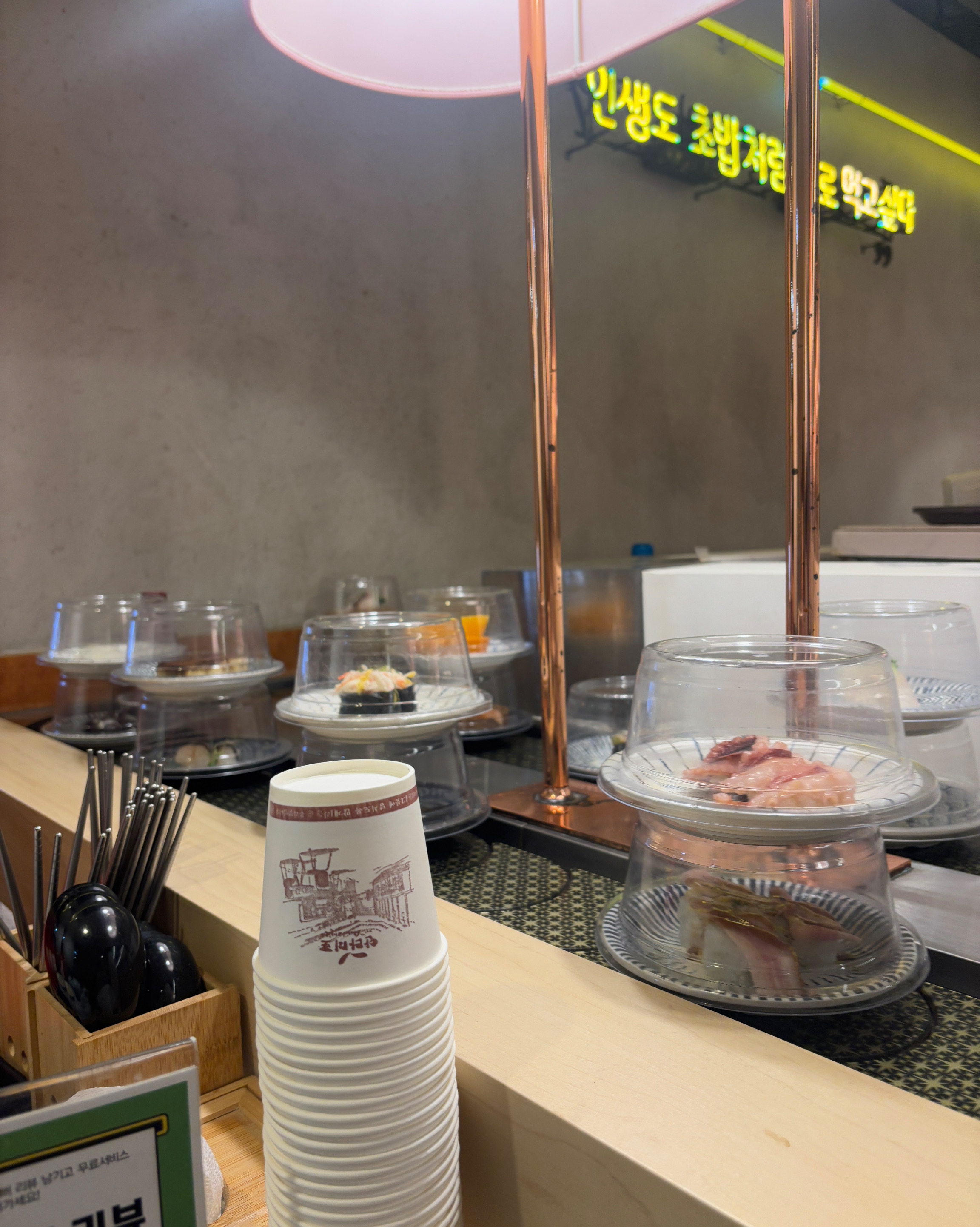 깔끔하고 셀프바도 이용하기좋고 아이들이 먹기좋은 메뉴도 많아서 좋아요!! 접근성도 좋아요