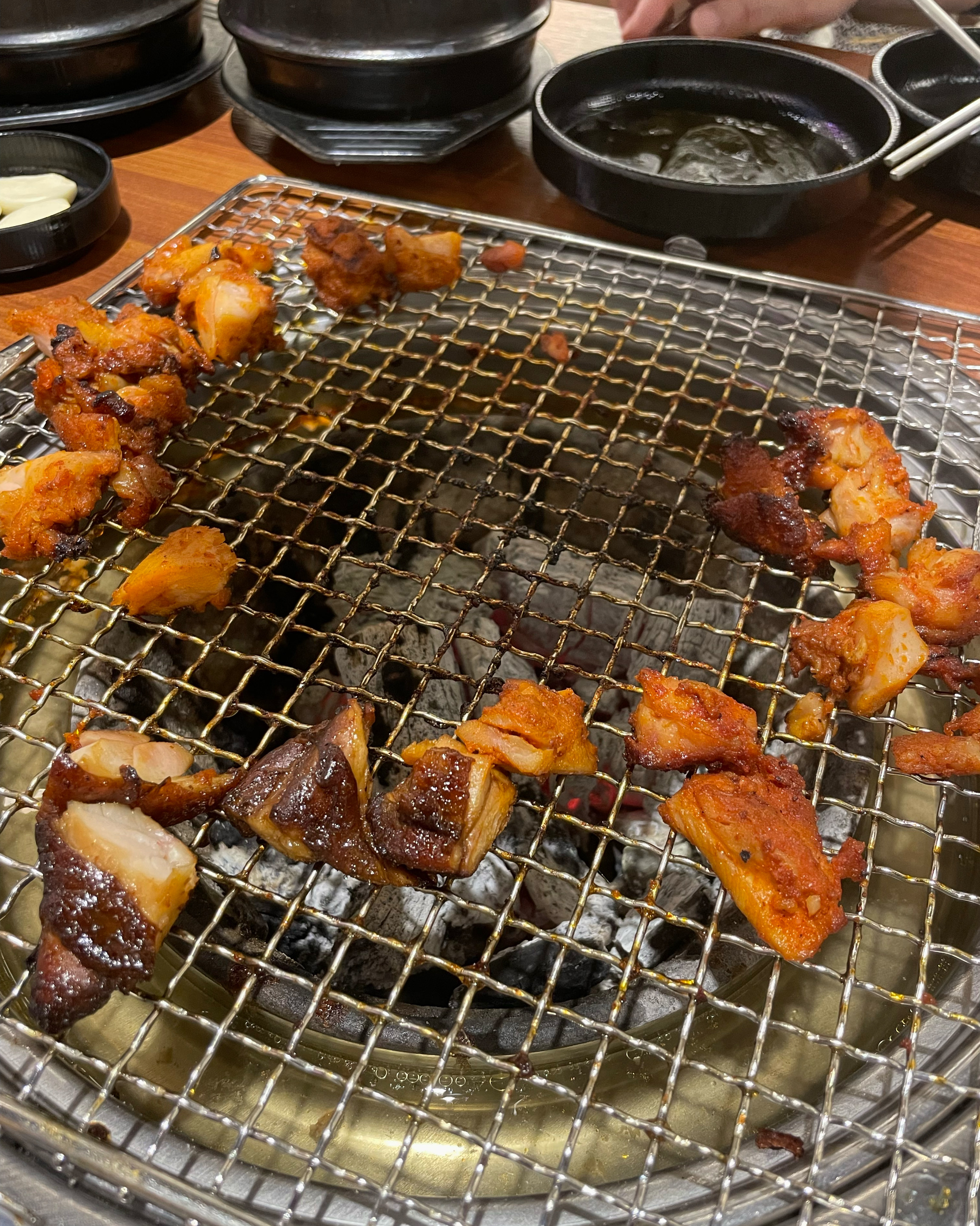 처음 방문인데 왜 인기 있는지 알겠네요 밑반찬도 다 맛있어요 ☺️ - 대구 맛집 밤새우는닭 월성직영점