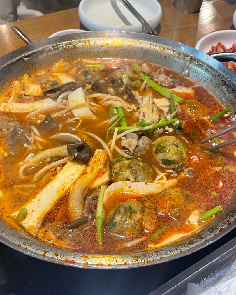 음식이 많이나오 맛나요 얼근먹었는데 맛있고 굴림만두는 고기만듀가 더 맛너네요^^ - 인천 맛집 해가연만두