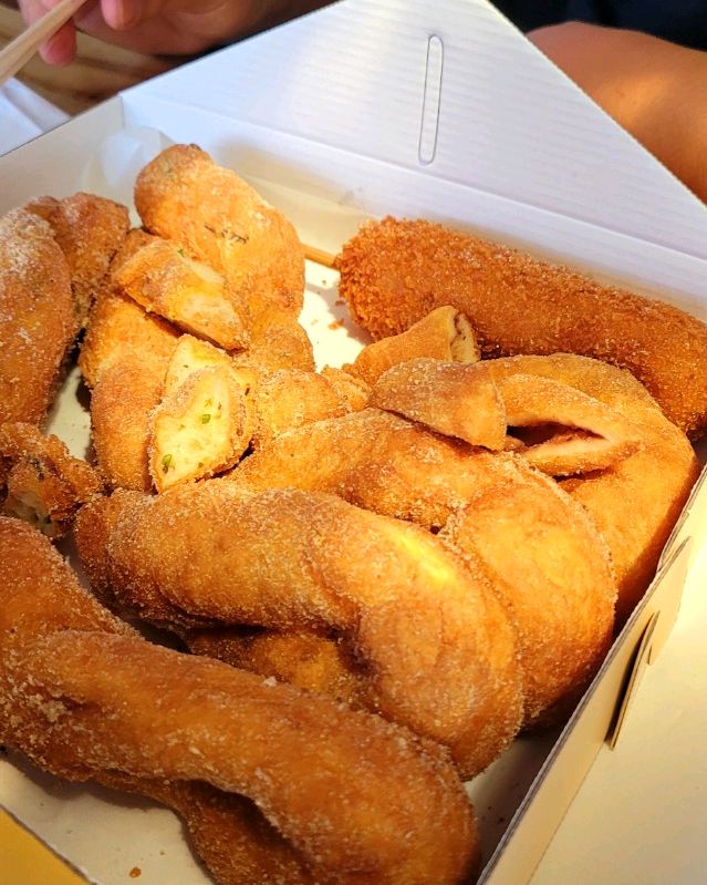 바로 만든 꼬배기 겉바속촉 지대로임 - 제주 맛집 백한철꽈배기&식빵