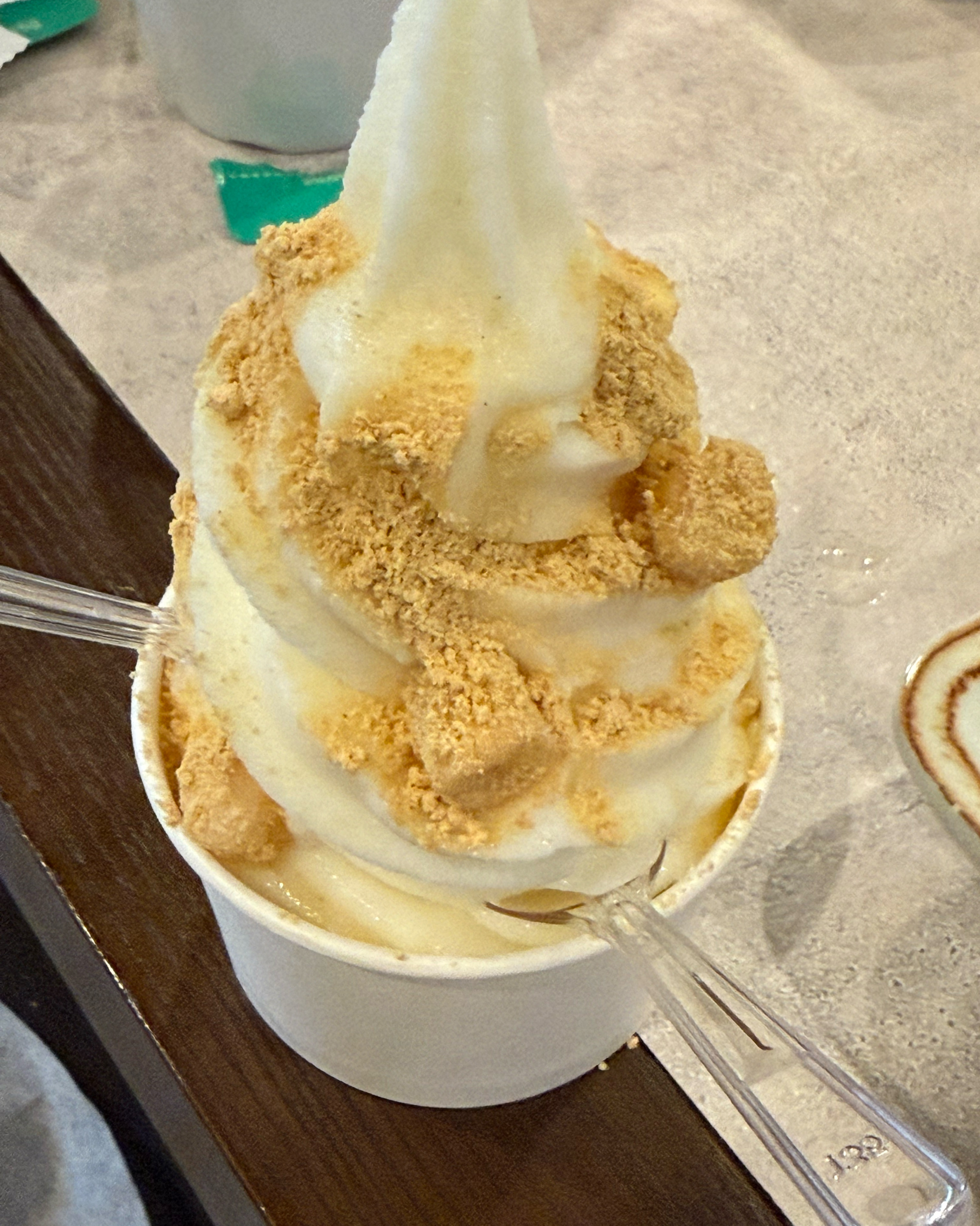 직접 구워주시구 김치찌개도 서비스로 쿠폰쓰면 나가구 ! 고기 질이 진짜 좋아요...!! 냄