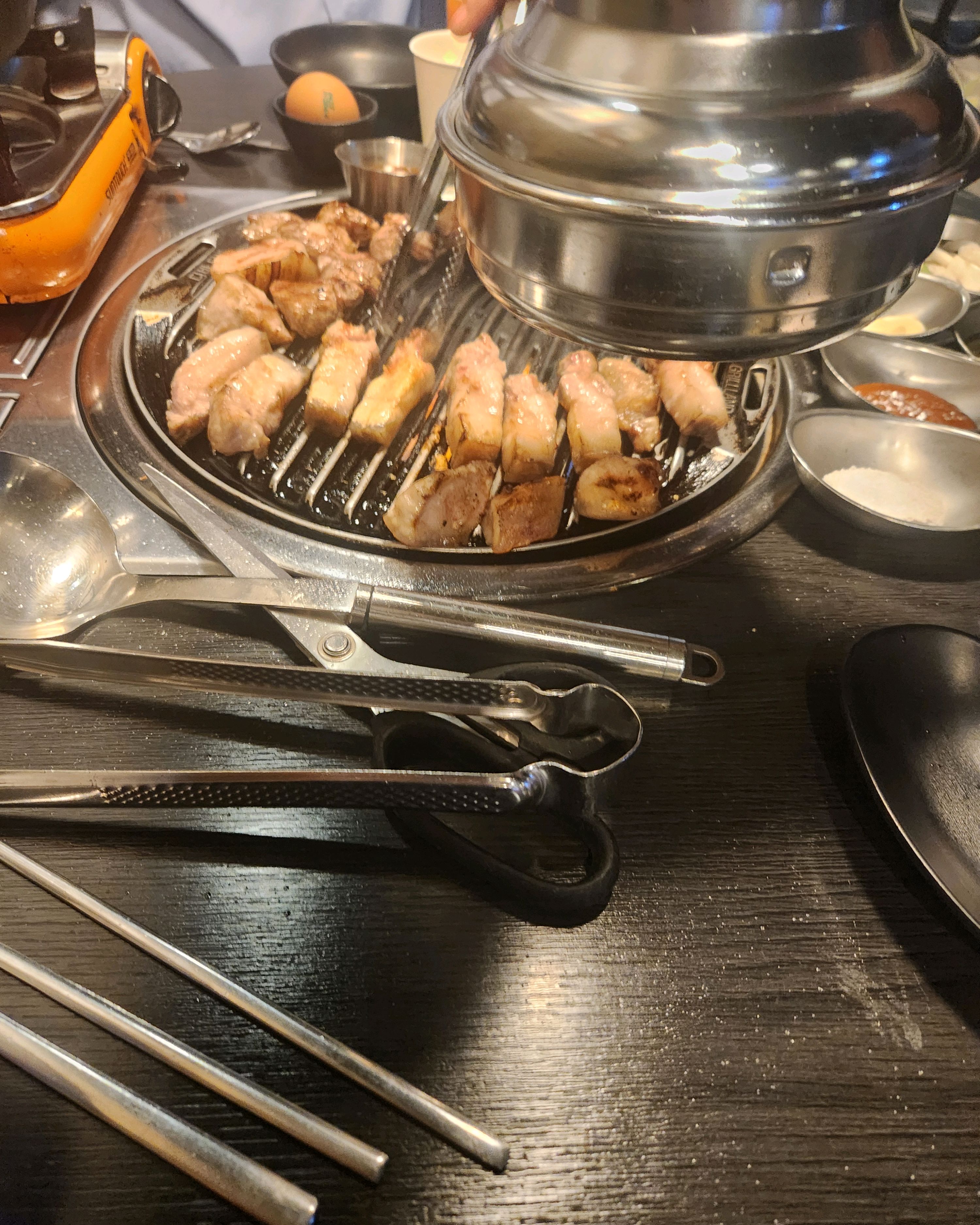 직원이구워줘요. 친절함은없구 고기를 들익게 구워요. 개인차가있지만 제입엔 별루예요. so