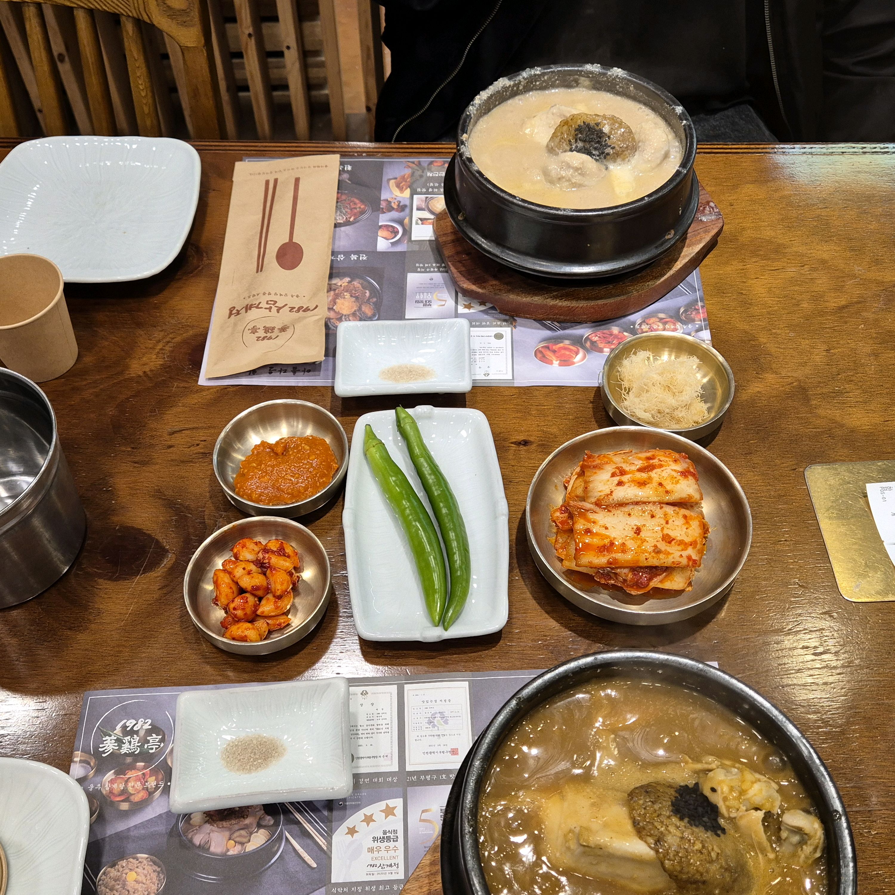 분위기도 고급스러워 부모님 모시고 오기에 좋겠어요! 닭이 이렇게 부드러워도 되나 싶을정도