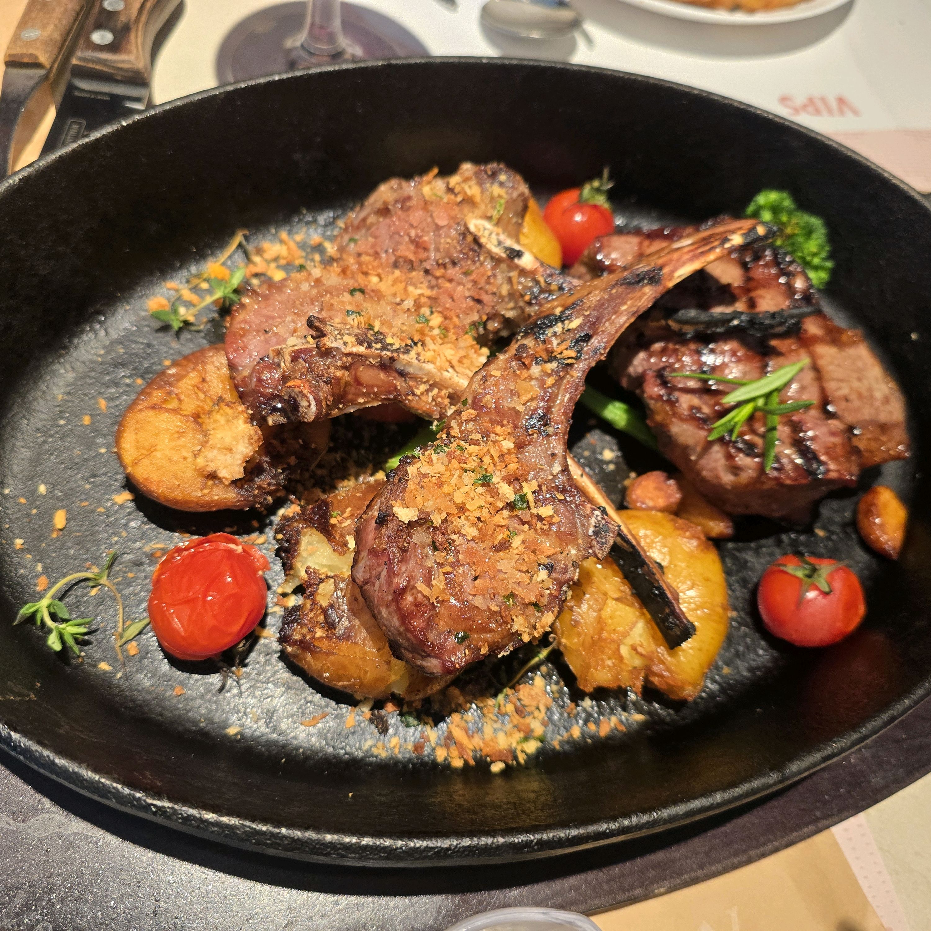 샐러드바 외에 단품으로 시켰는데 양도 푸짐하고 맛있게 먹었어요. 세트메뉴도 있었는데 다른 