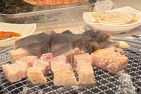 먹기 바빠서 제대로 사진도 못찍었네요. 자주 가는 곳인데 이번엔 부모님 모시고 방문했습니다