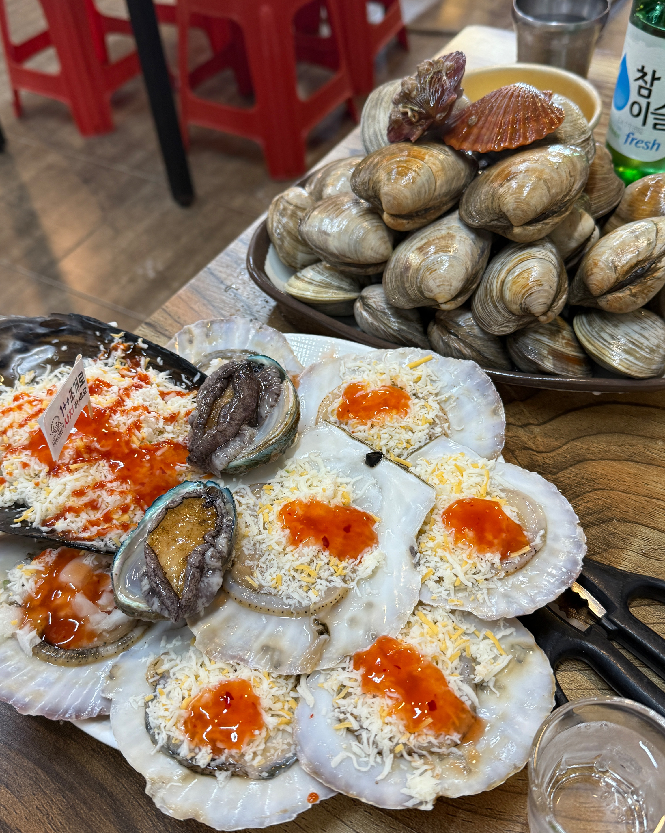 매우 친철해요 ! 매장도 넓고 음식도 맛있고!! - 인천 맛집 전라도대왕조개구이 월미도본점