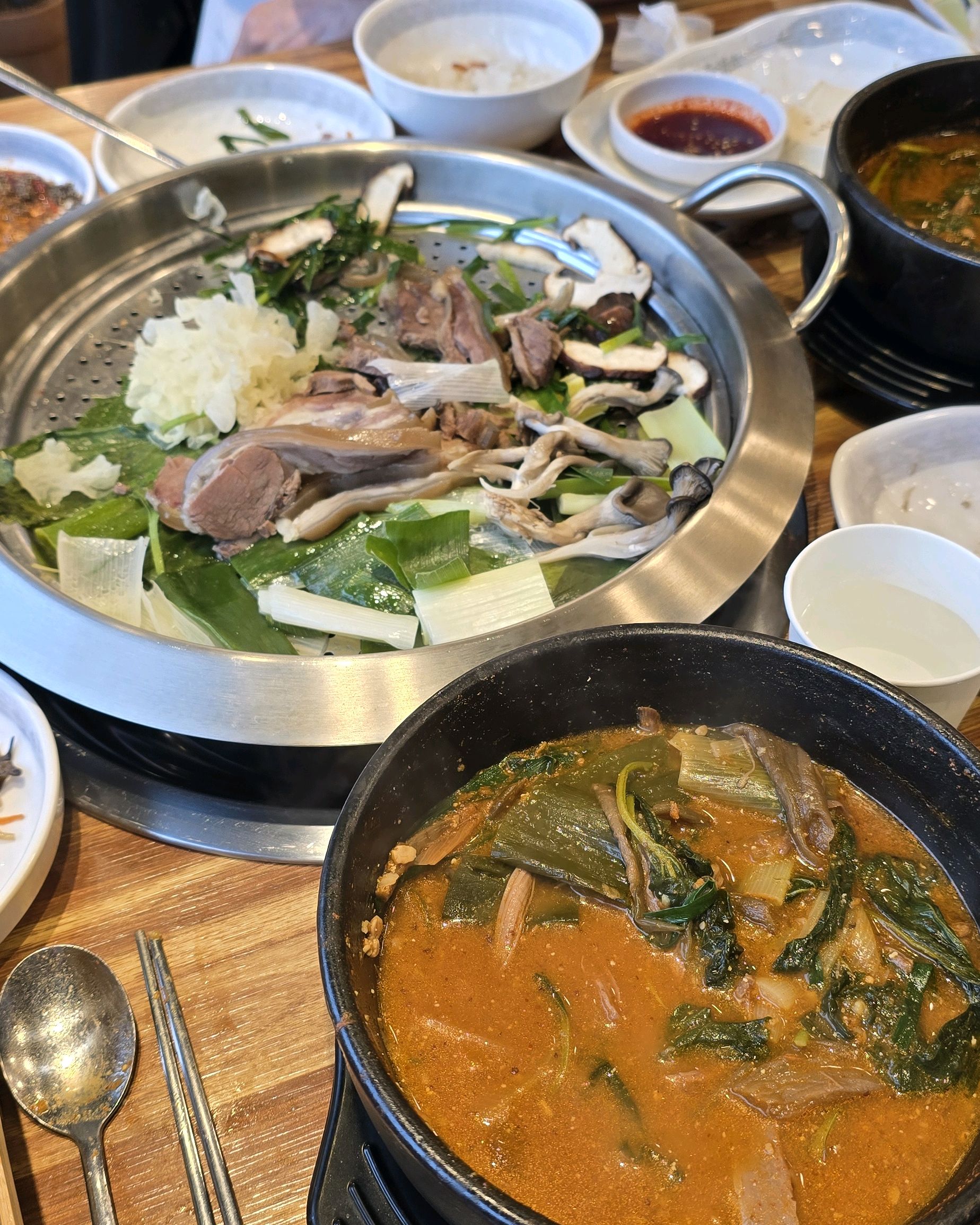 부모님 어버이날 기념으로 방문해서 염소갈비전골이랑 염소탕먹었는데, 깔끔하고맛있네요! - 권선동 맛집 천복집 흑염소 수원권선점