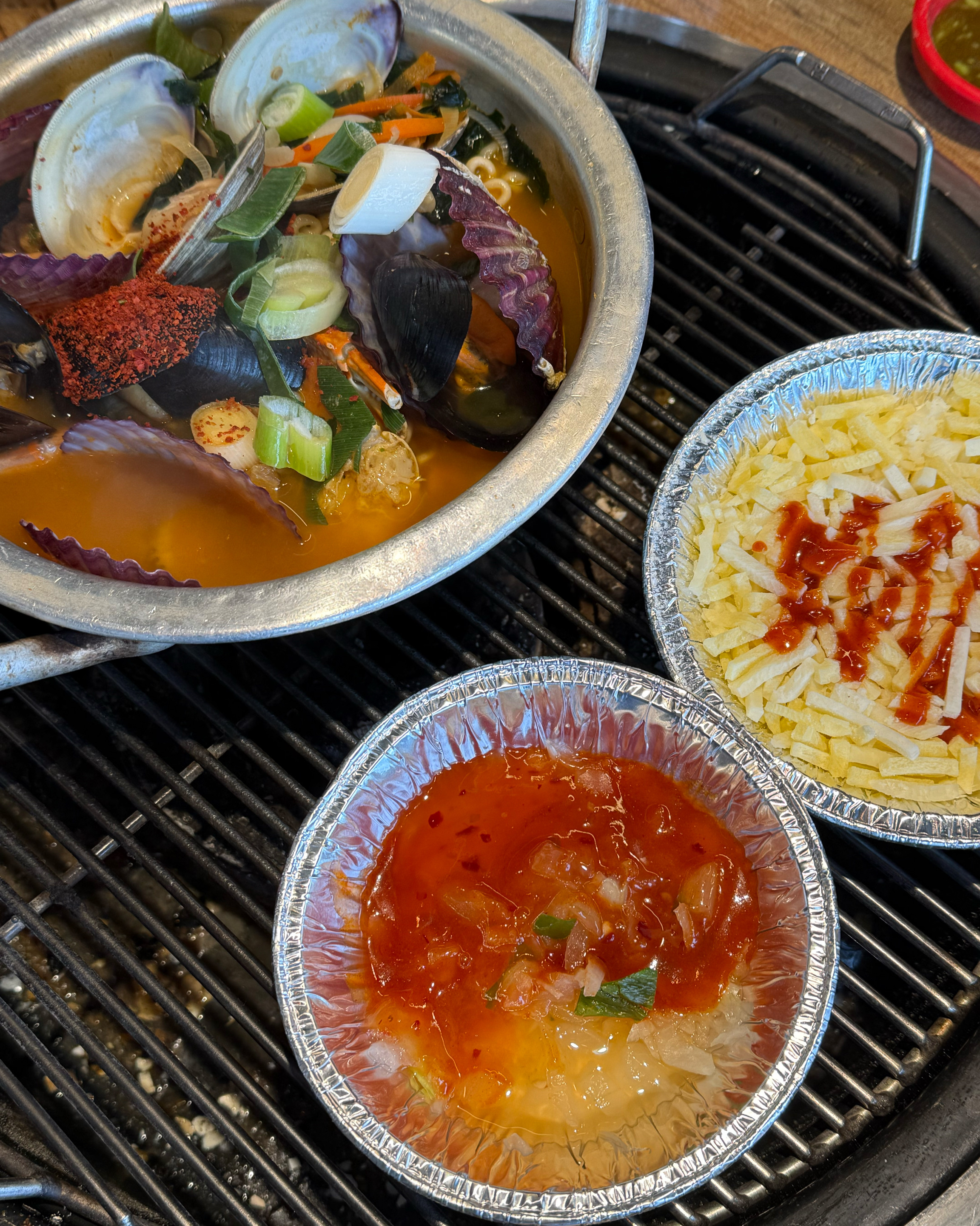 월미도 와서 조개구이는 처음 먹어보는데 양도 많고 해물라면이 진짜 얼큰해서 맛있었어용ㅠ_ㅠ