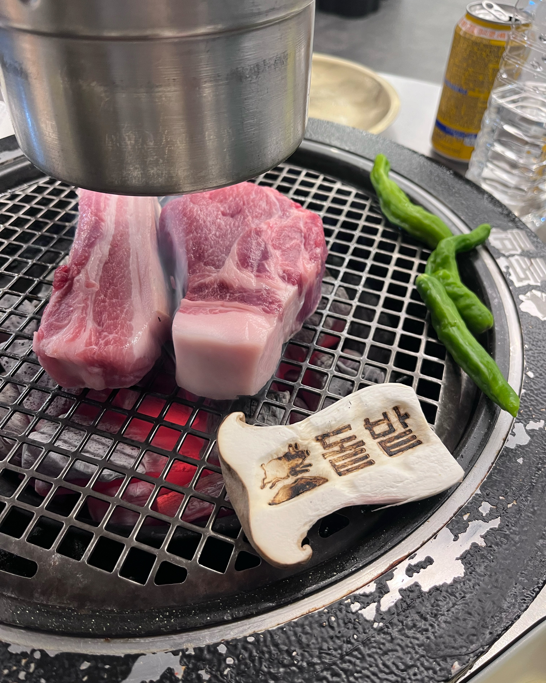 제주 흑돼지 돝밭 고기가 너무 맛있어요~~~ 남자친구랑 둘이서 흡입했네요 ㅋㅋ 반찬도 하나