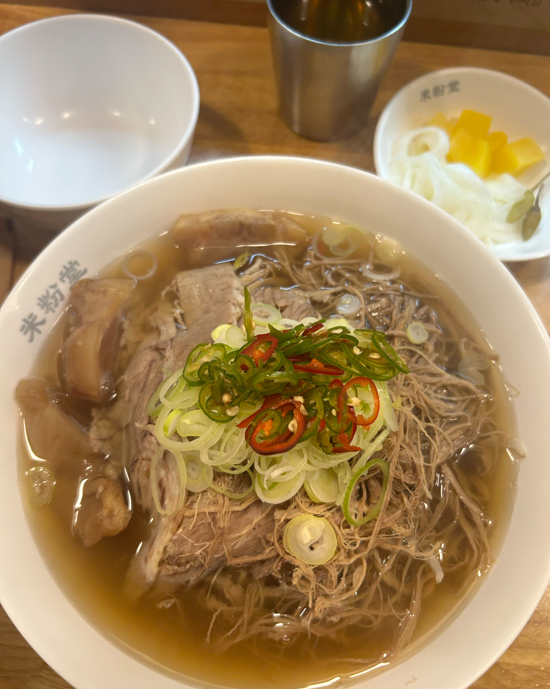 차돌양지에 힘줄 식감까지 완전 대박이에요! 고구마 짜조 완전 뜨겁고 맛있어서 너무 좋습니다