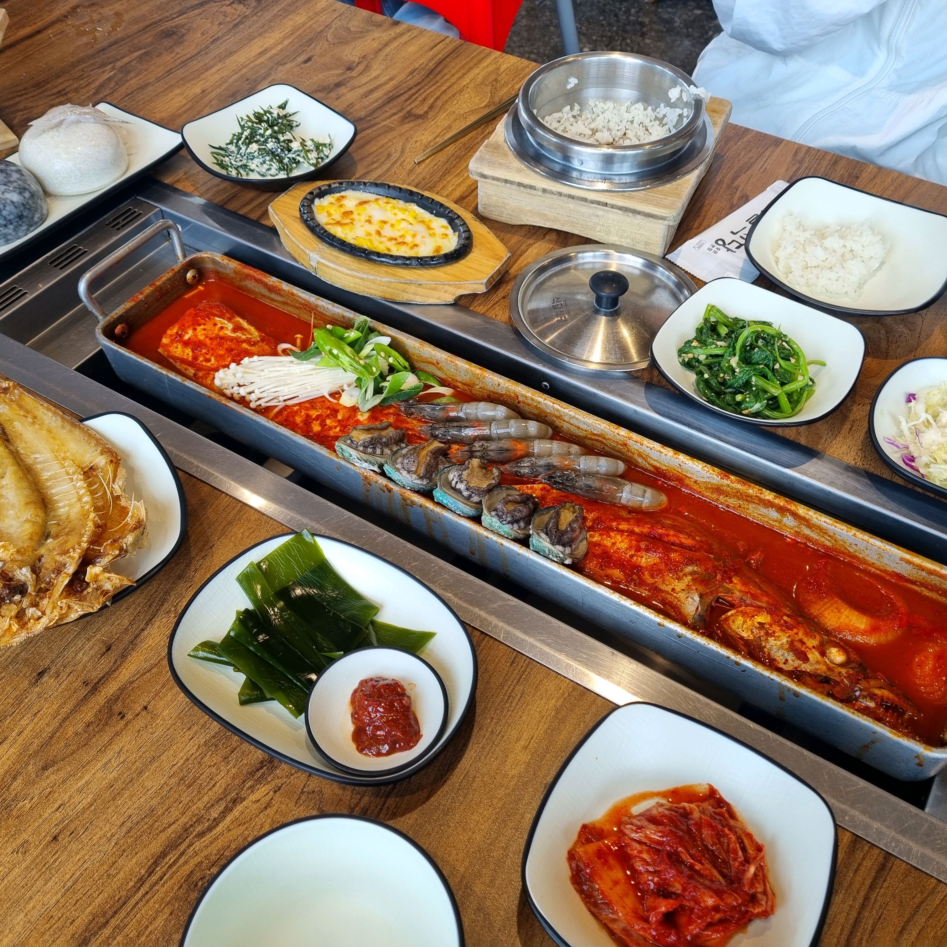 가족여행와서 맛있게먹구가요!!!👍 - 제주 맛집 색달식당