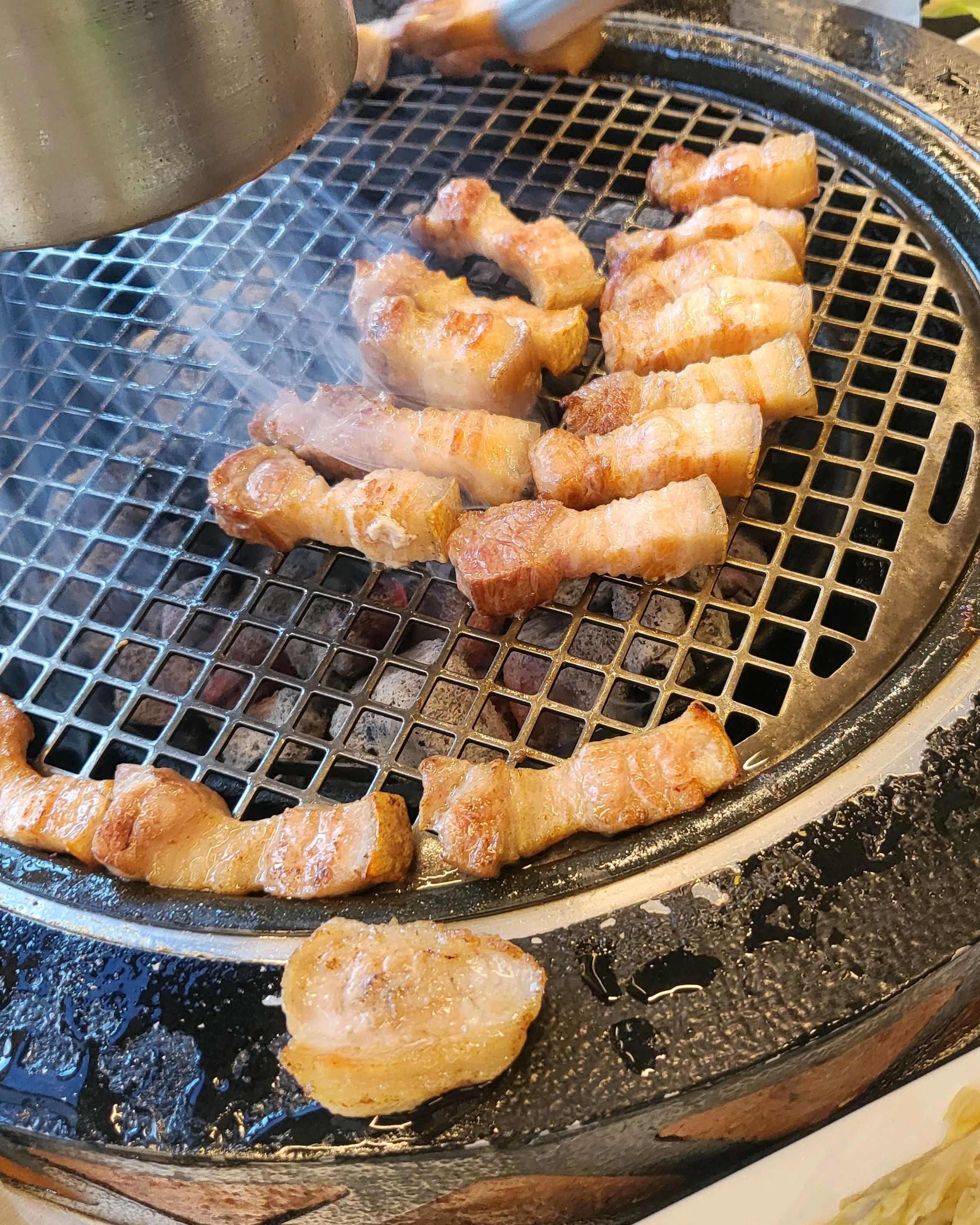 고기가 넘맛있고 직원분 고기 진짜 잘구워요 - 제주 맛집 돝밭 애월흑돼지